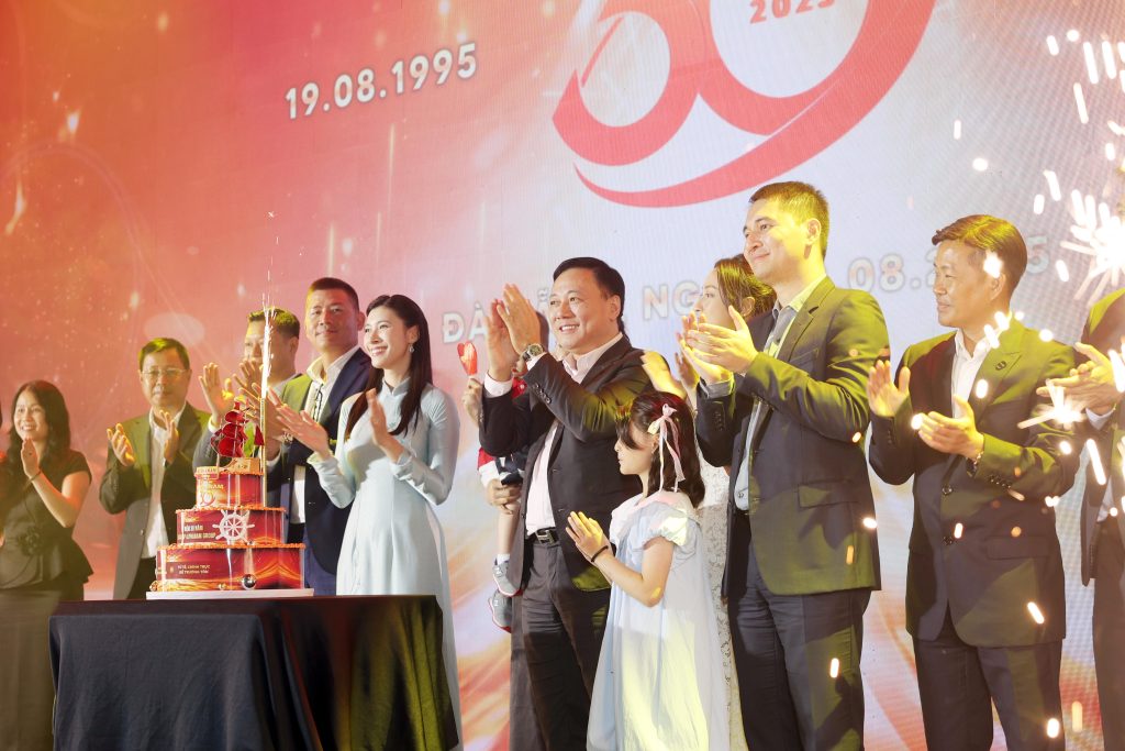 Alphanam 30 năm: Mạnh mẽ để vươn mình – Tử tế, chính trực để trường tồn