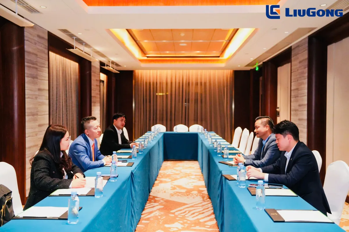 Alphanam Group nhận “Outstanding Award” tại Hội nghị Đại lý Toàn cầu LiuGong 2025