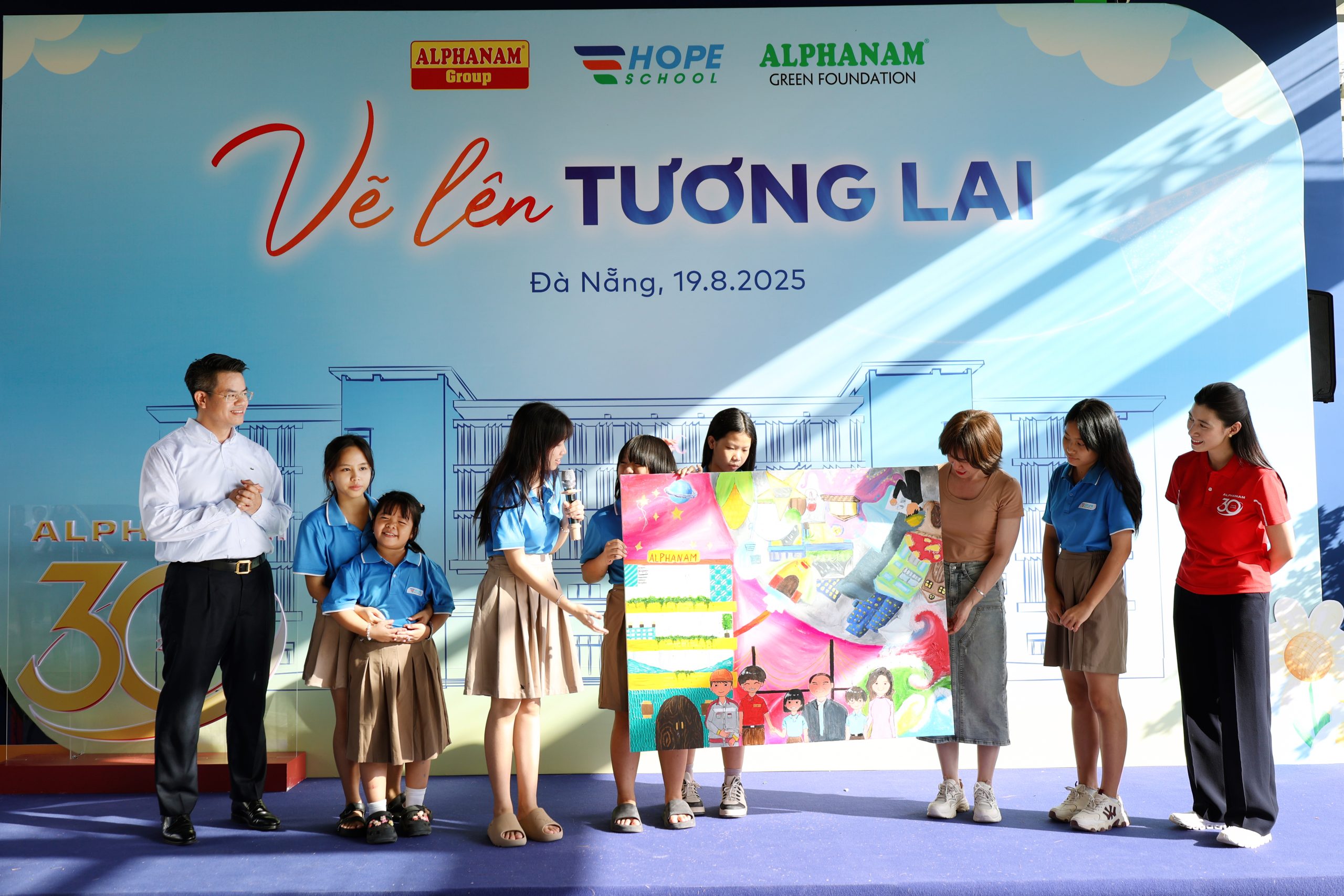 Alphanam tham quan và dành tặng Thư viện “Vẽ lên tương lai” cho các em học sinh tại ngôi trường Hope School