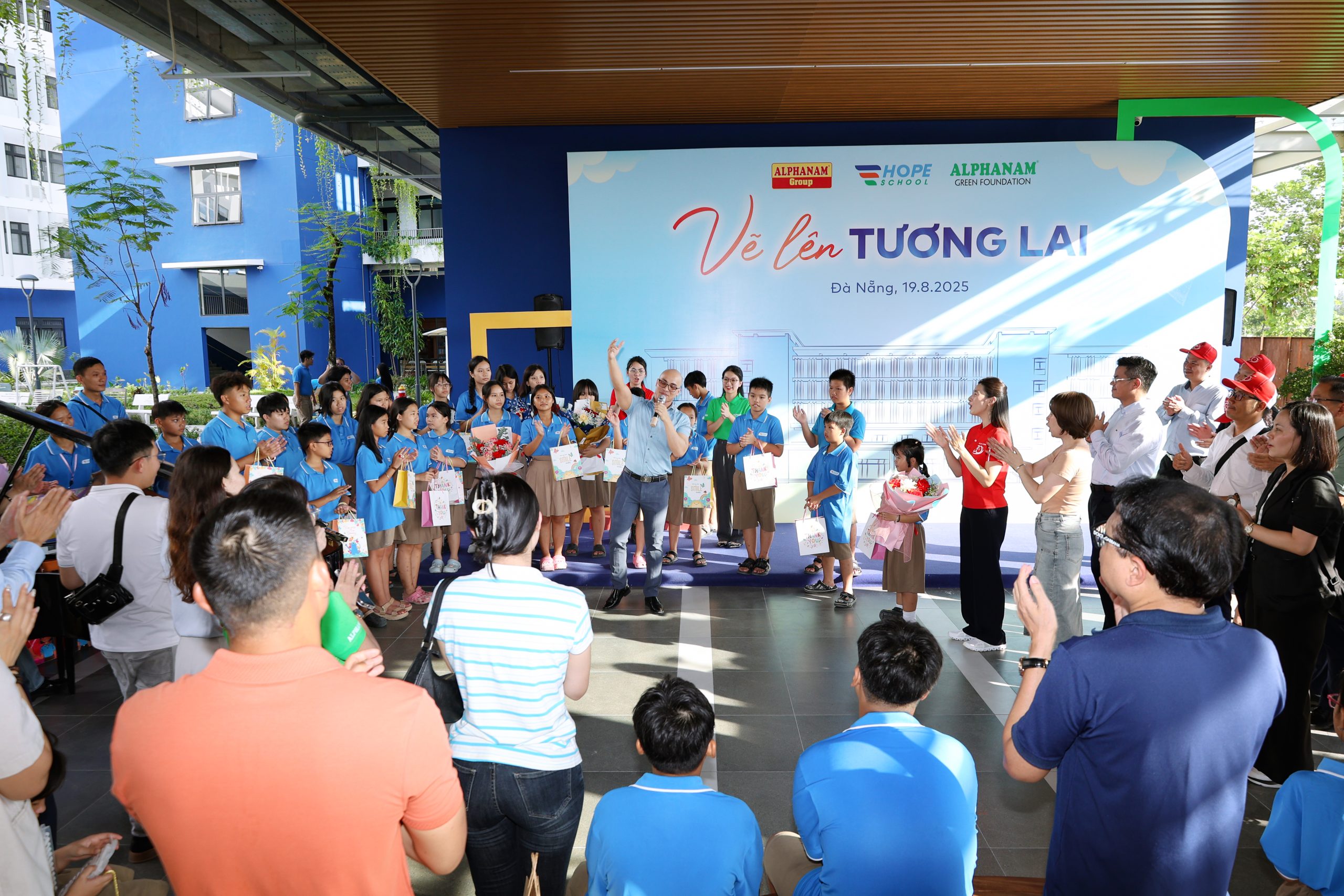 Alphanam tham quan và dành tặng Thư viện “Vẽ lên tương lai” cho các em học sinh tại ngôi trường Hope School