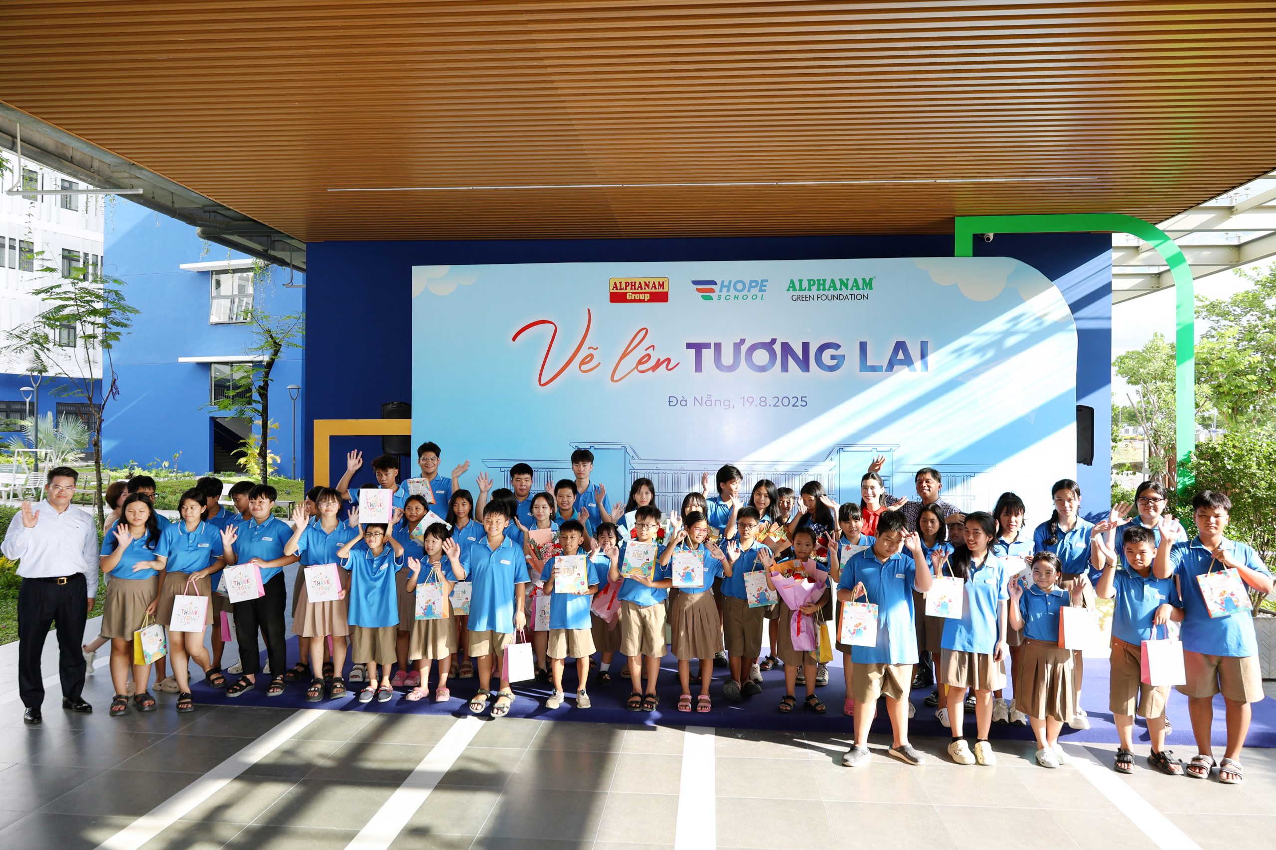 Alphanam tham quan và dành tặng Thư viện “Vẽ lên tương lai” cho các em học sinh tại ngôi trường Hope School