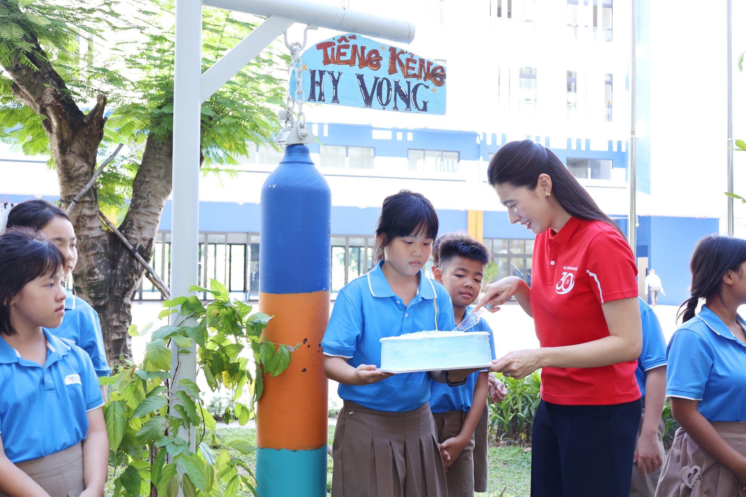 Alphanam tham quan và dành tặng Thư viện “Vẽ lên tương lai” cho các em học sinh tại ngôi trường Hope School
