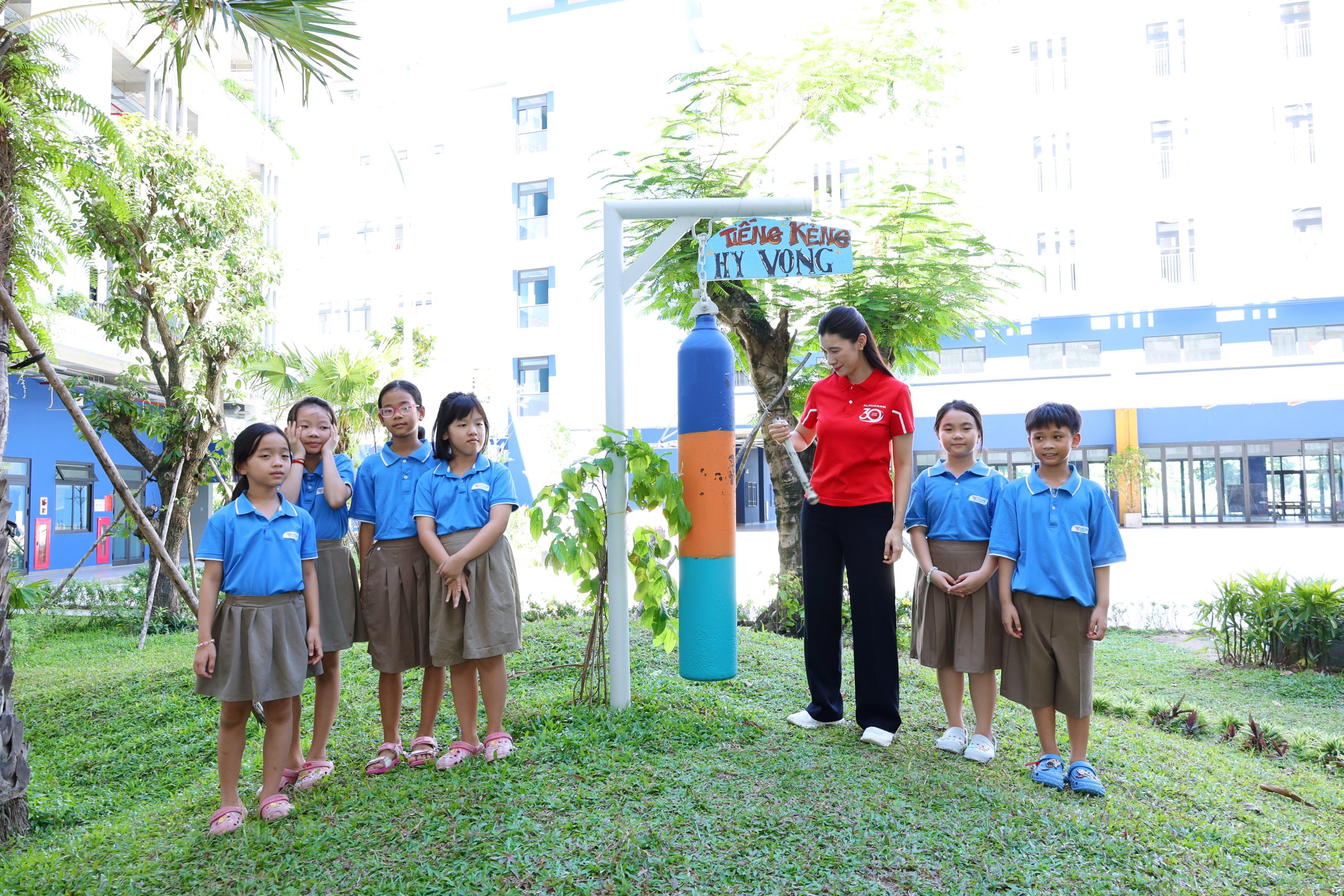 Alphanam tham quan và dành tặng Thư viện “Vẽ lên tương lai” cho các em học sinh tại ngôi trường Hope School