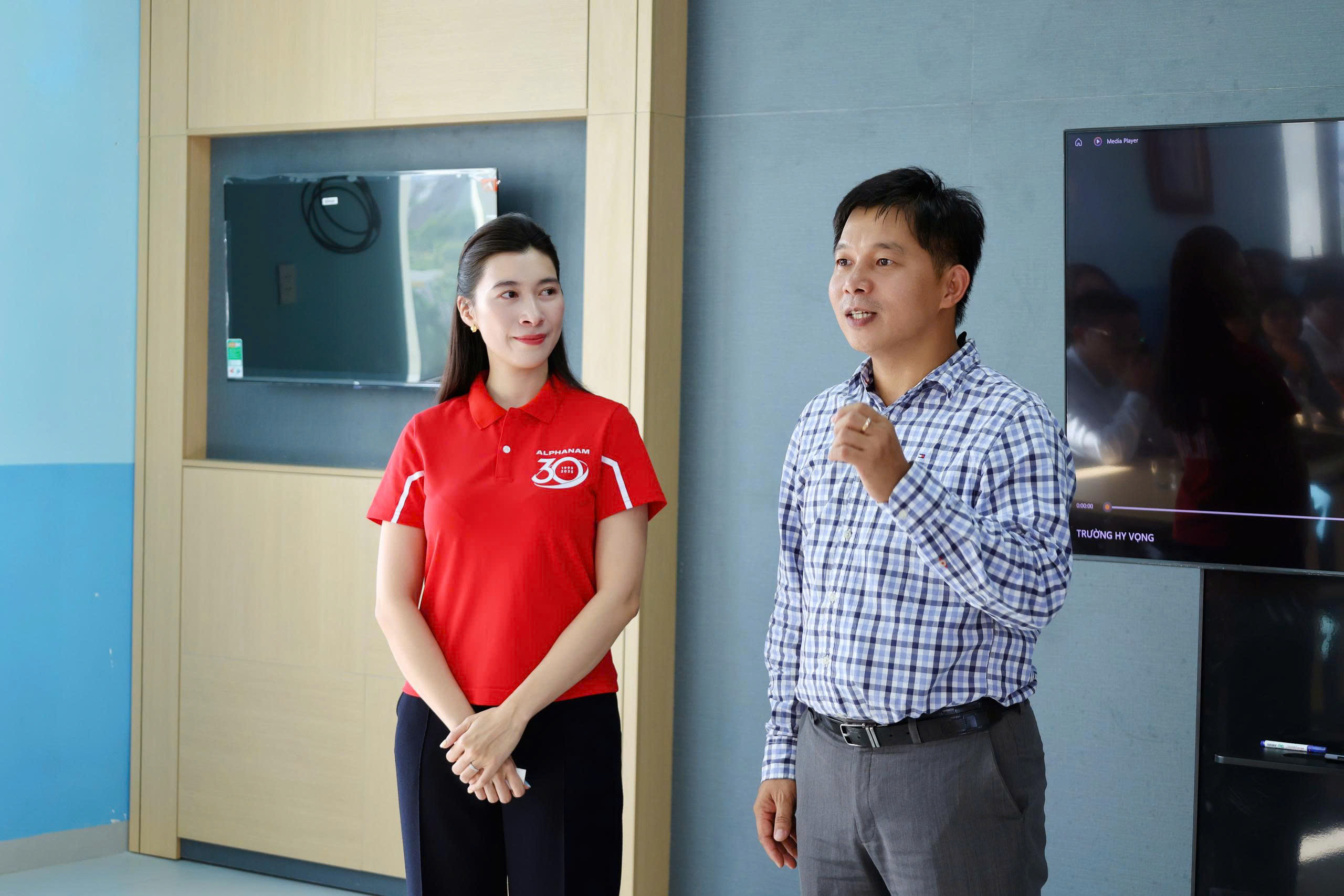 Alphanam tham quan và dành tặng Thư viện “Vẽ lên tương lai” cho các em học sinh tại ngôi trường Hope School