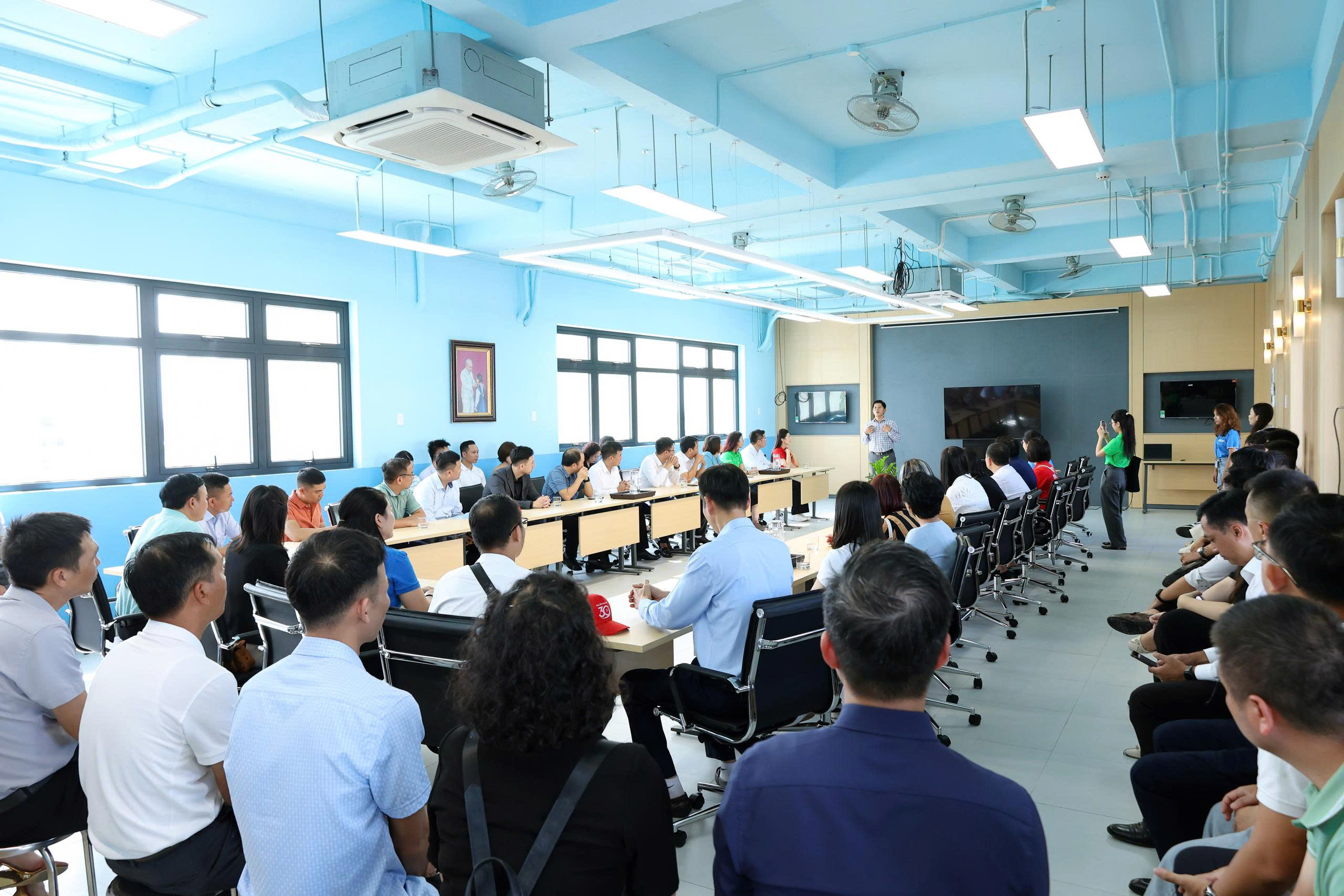 Alphanam tham quan và dành tặng Thư viện “Vẽ lên tương lai” cho các em học sinh tại ngôi trường Hope School