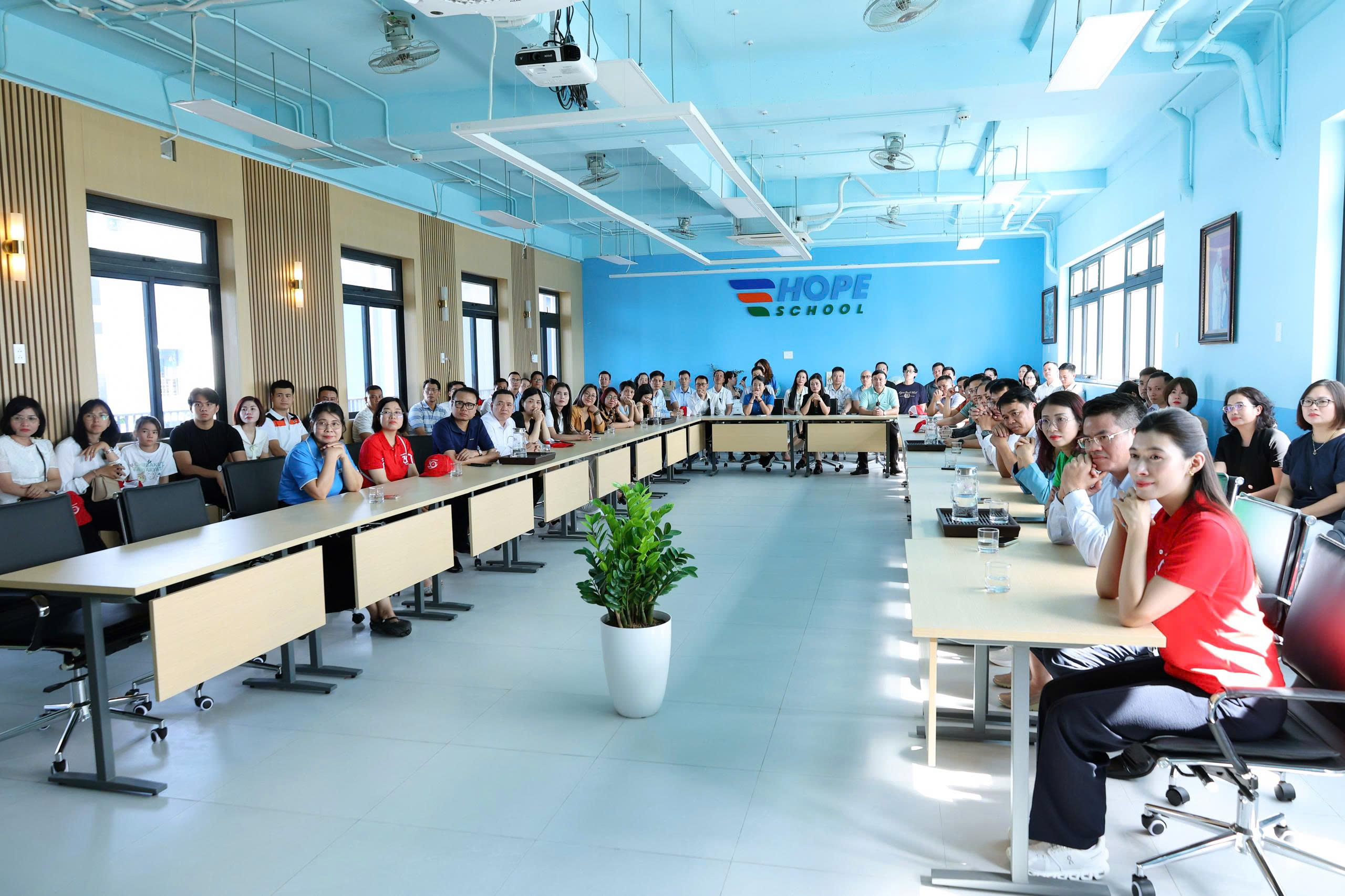 Alphanam tham quan và dành tặng Thư viện “Vẽ lên tương lai” cho các em học sinh tại ngôi trường Hope School