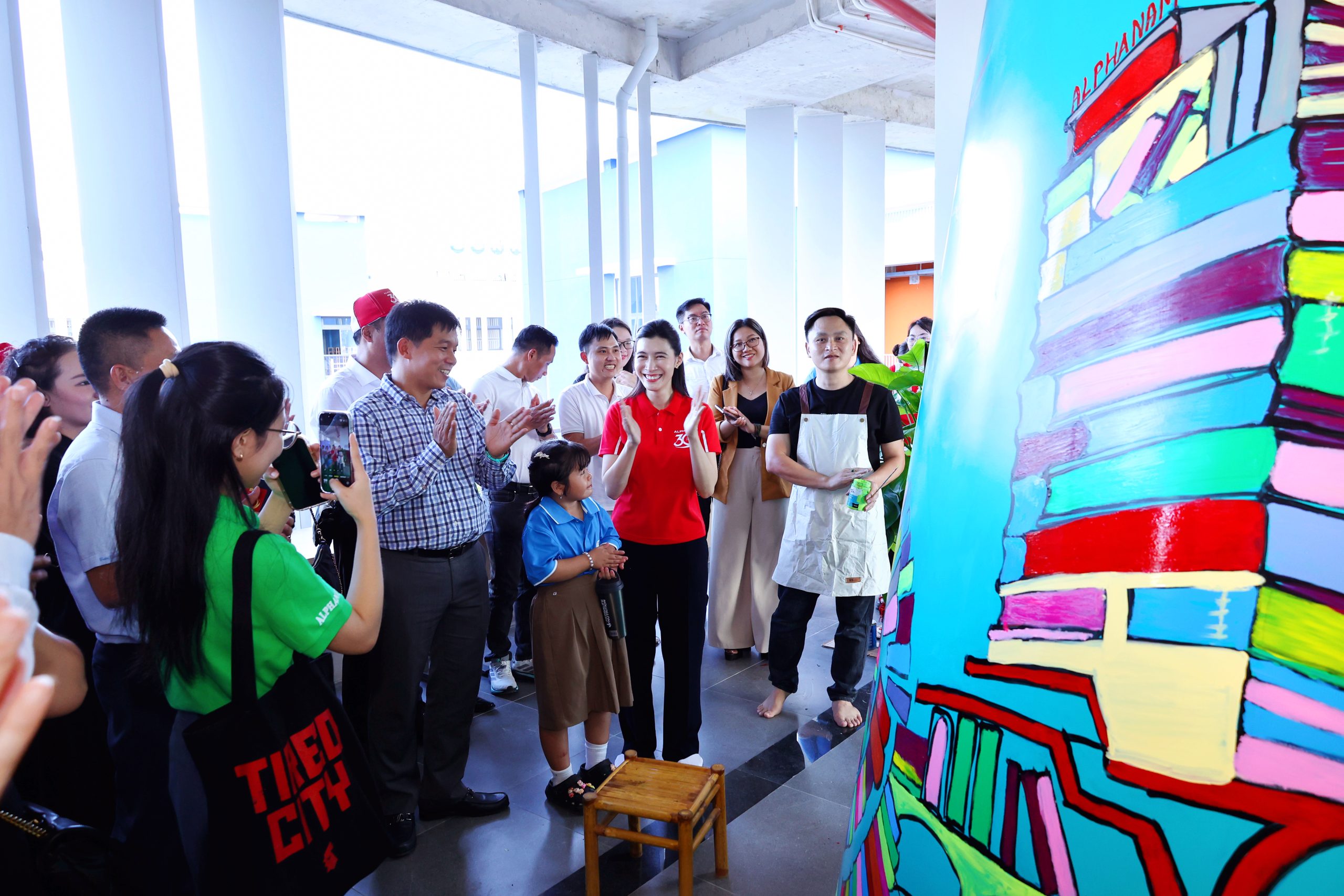 Alphanam tham quan và dành tặng Thư viện “Vẽ lên tương lai” cho các em học sinh tại ngôi trường Hope School