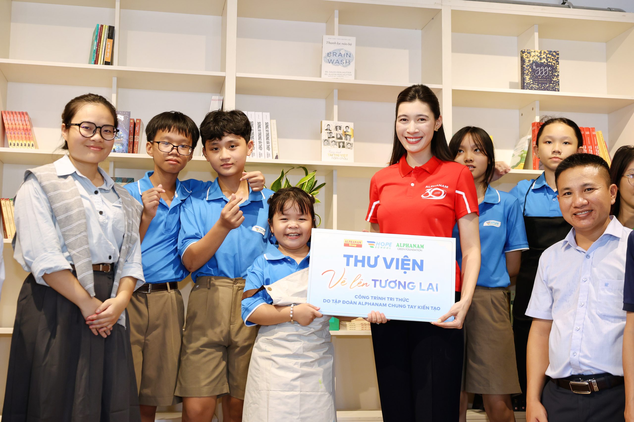 Alphanam tham quan và dành tặng Thư viện “Vẽ lên tương lai” cho các em học sinh tại ngôi trường Hope School