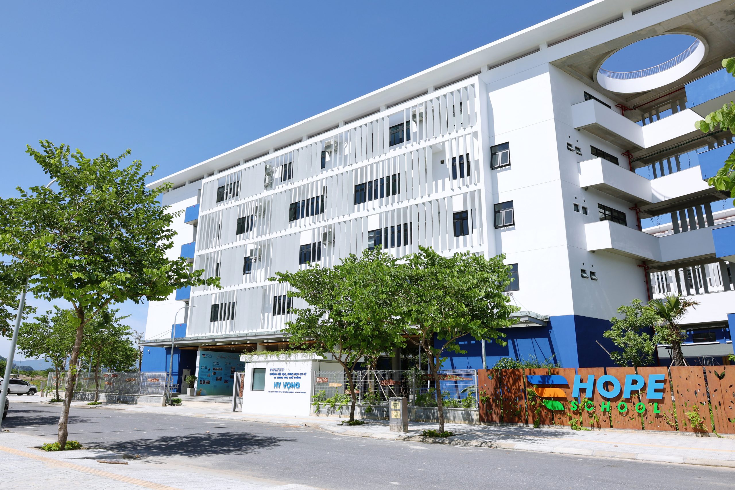 Alphanam tham quan và dành tặng Thư viện “Vẽ lên tương lai” cho các em học sinh tại ngôi trường Hope School