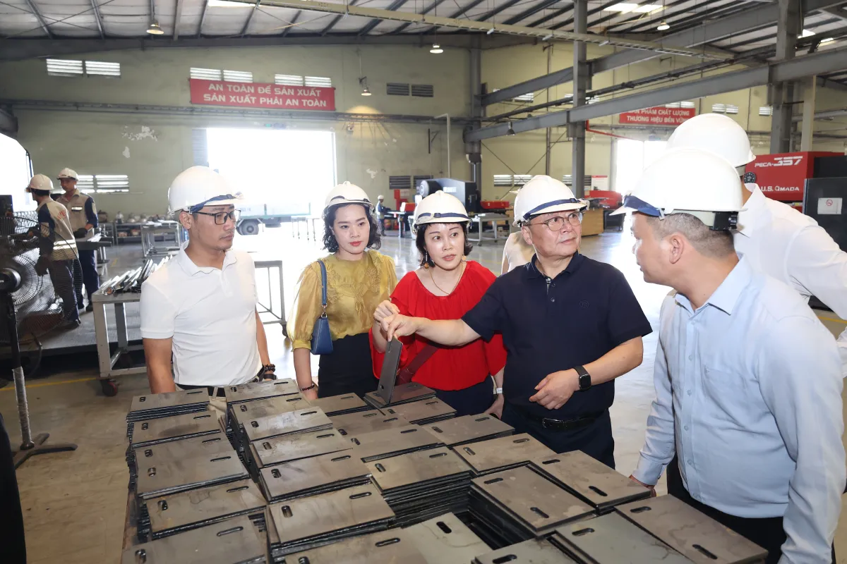 Ban lãnh đạo Yida Express Elevator đến thăm và làm việc tại nhà máy Alpec