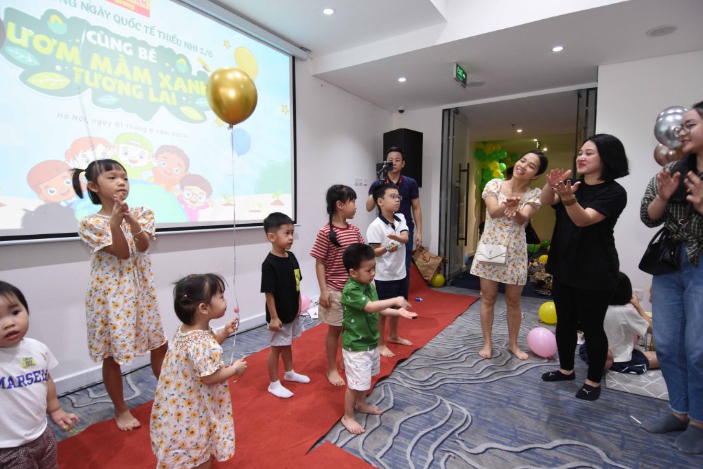 Các Alphanam nhí hân hoan chào đón chương trình hưởng ứng Tết Thiếu nhi tại Alphanam mang tên “Cùng bé ươm mầm xanh tương lai”