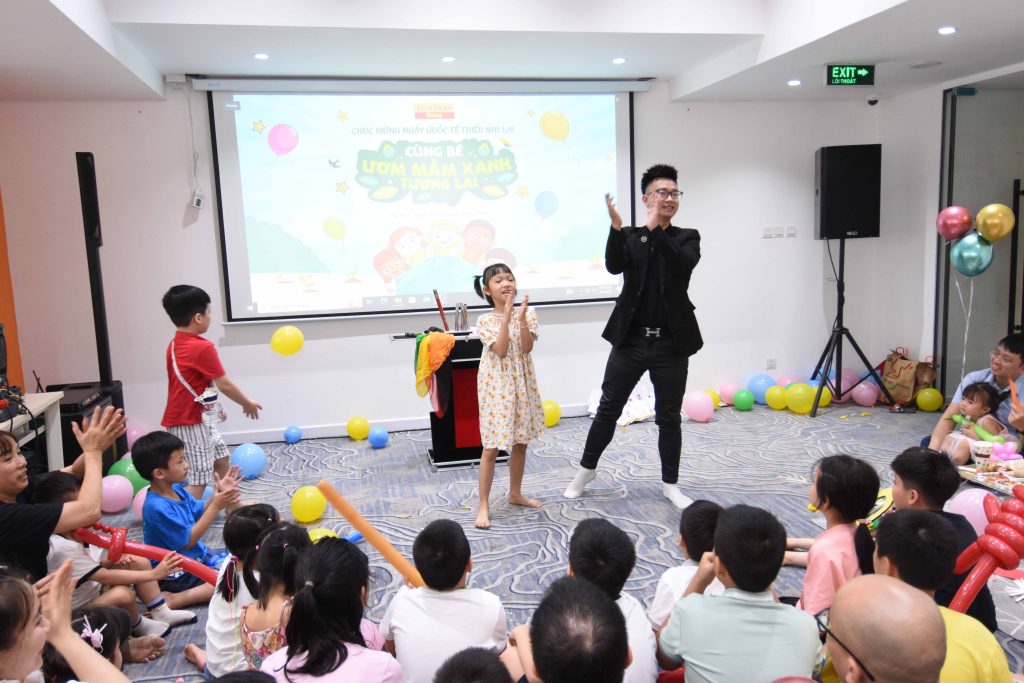 Các Alphanam nhí hân hoan chào đón chương trình hưởng ứng Tết Thiếu nhi tại Alphanam mang tên “Cùng bé ươm mầm xanh tương lai”