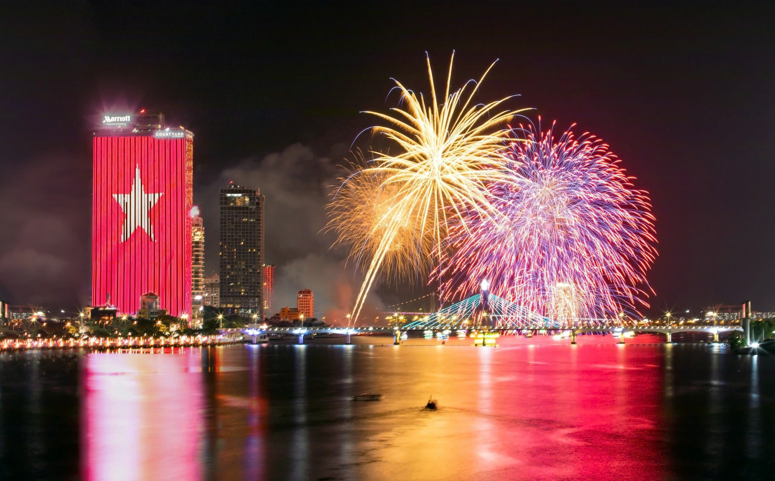 Chiêm ngưỡng pháo hoa tại khách sạn Courtyard by Marriott Danang Han River