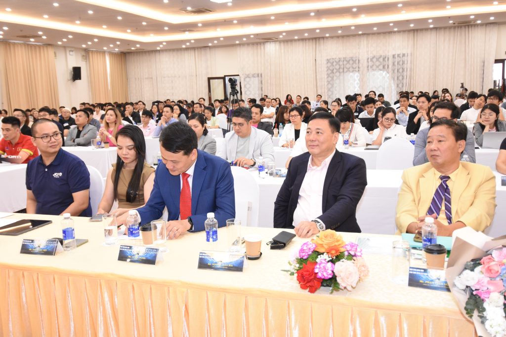 Chủ tịch Nguyễn Tuấn Hải tham dự tọa đàm “Rẽ sóng – Đón bình minh”