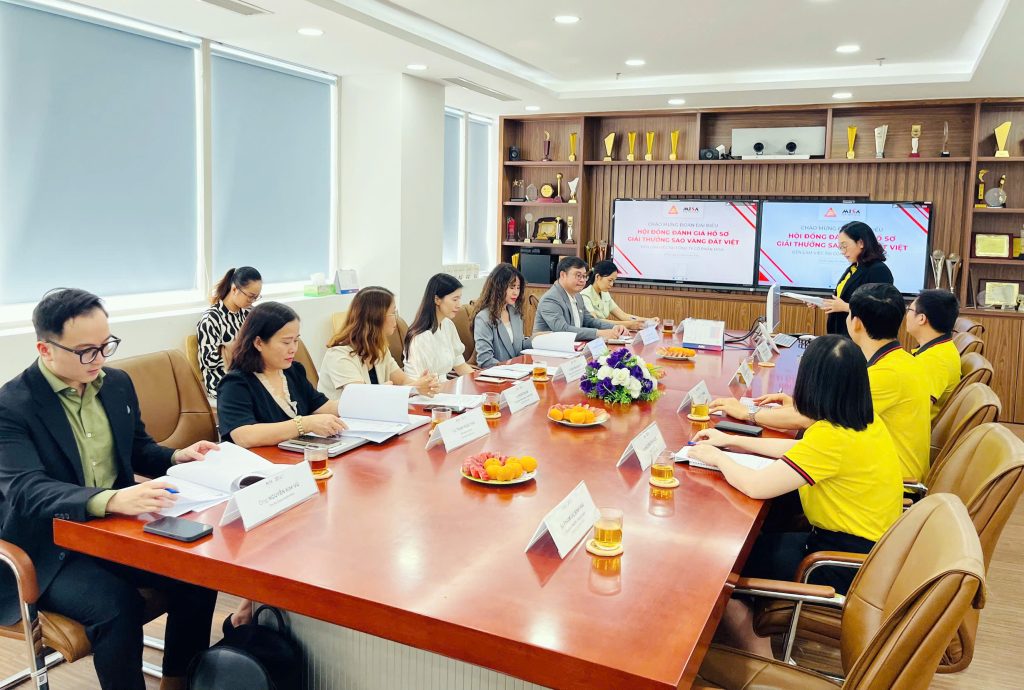 Chủ tịch Nguyễn Tuấn Hải và Phó Chủ tịch Nguyễn Ngọc Mỹ dẫn đầu Đoàn thẩm định Sao Vàng Đất Việt làm việc với các doanh nghiệp ứng viên