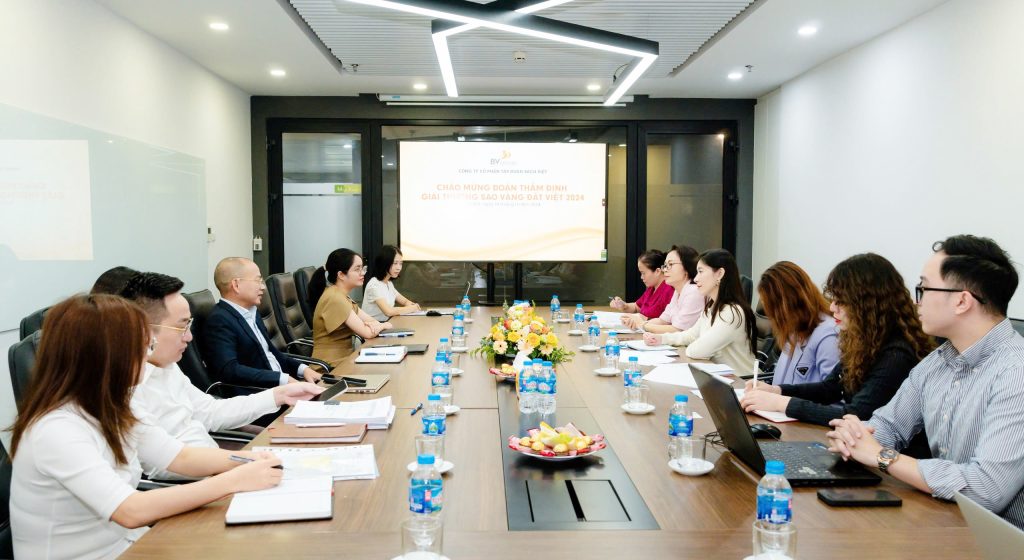 Chủ tịch Nguyễn Tuấn Hải và Phó Chủ tịch Nguyễn Ngọc Mỹ dẫn đầu Đoàn thẩm định Sao Vàng Đất Việt làm việc với các doanh nghiệp ứng viên