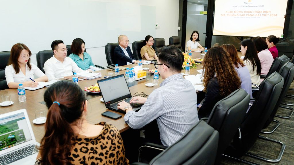 Chủ tịch Nguyễn Tuấn Hải và Phó Chủ tịch Nguyễn Ngọc Mỹ dẫn đầu Đoàn thẩm định Sao Vàng Đất Việt làm việc với các doanh nghiệp ứng viên