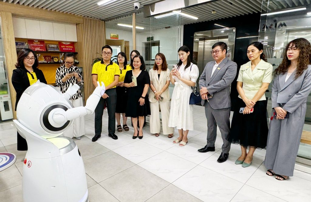 Chủ tịch Nguyễn Tuấn Hải và Phó Chủ tịch Nguyễn Ngọc Mỹ dẫn đầu Đoàn thẩm định Sao Vàng Đất Việt làm việc với các doanh nghiệp ứng viên