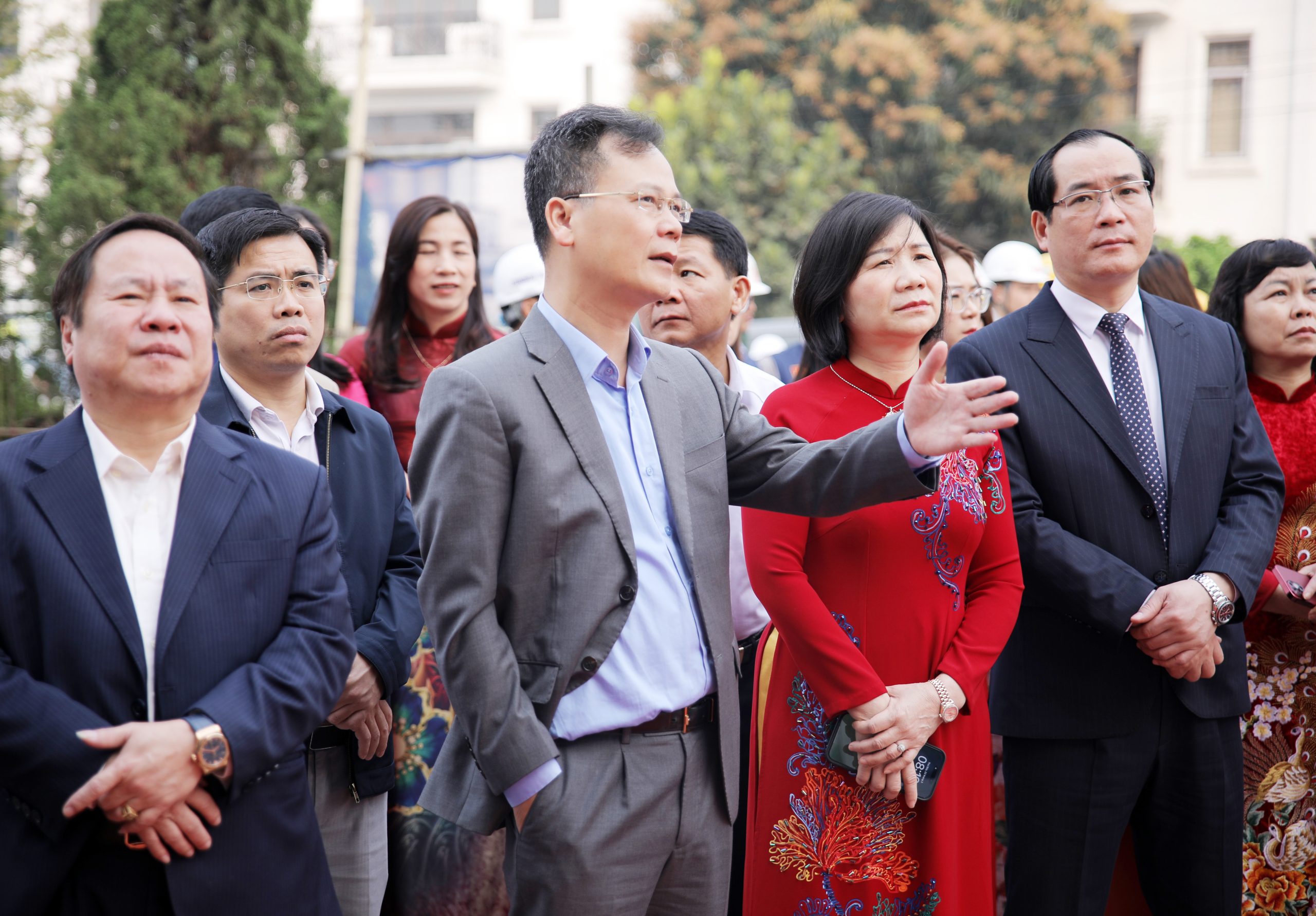 Đoàn lãnh đạo tỉnh Lào Cai cùng các đại biểu Cụm thi đua 7 tỉnh miền núi biên giới phía Bắc tham quan dự án NOXH Golden Square Lào Cai