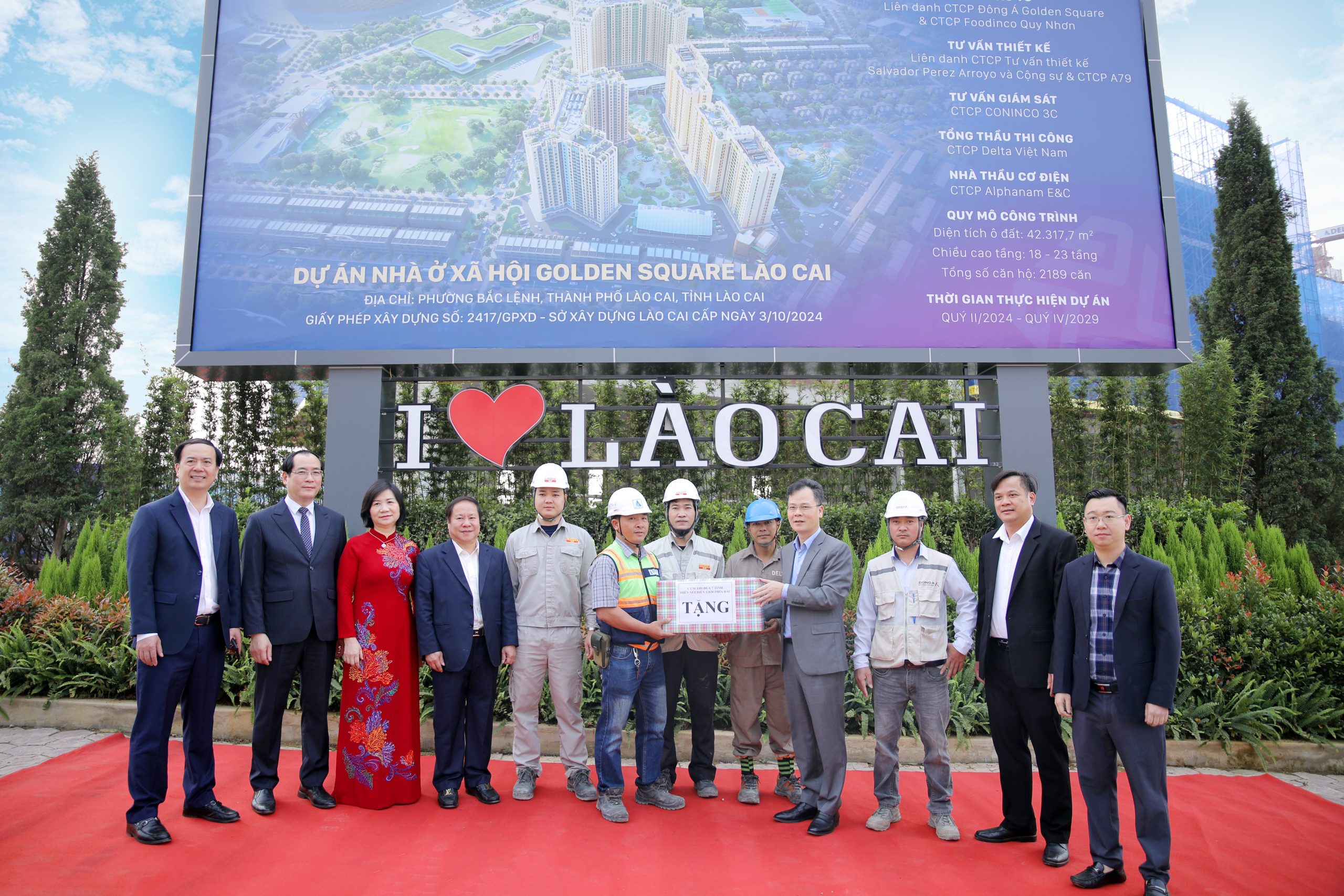 Đoàn lãnh đạo tỉnh Lào Cai cùng các đại biểu Cụm thi đua 7 tỉnh miền núi biên giới phía Bắc tham quan dự án NOXH Golden Square Lào Cai
