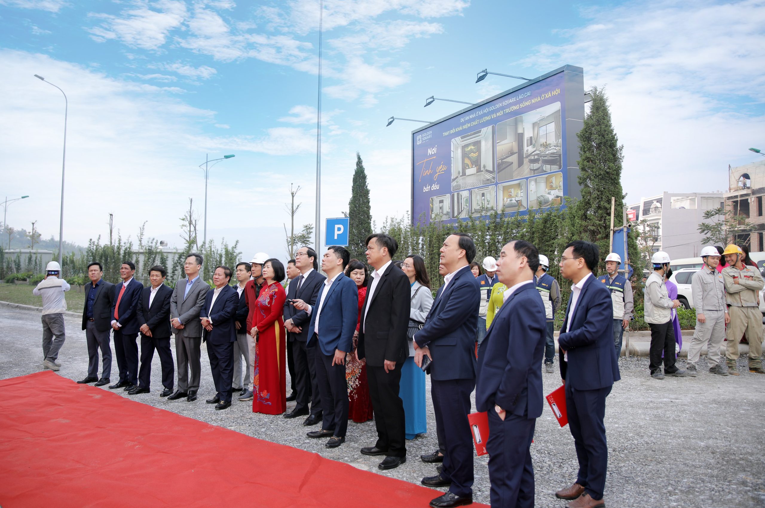 Đoàn lãnh đạo tỉnh Lào Cai cùng các đại biểu Cụm thi đua 7 tỉnh miền núi biên giới phía Bắc tham quan dự án NOXH Golden Square Lào Cai