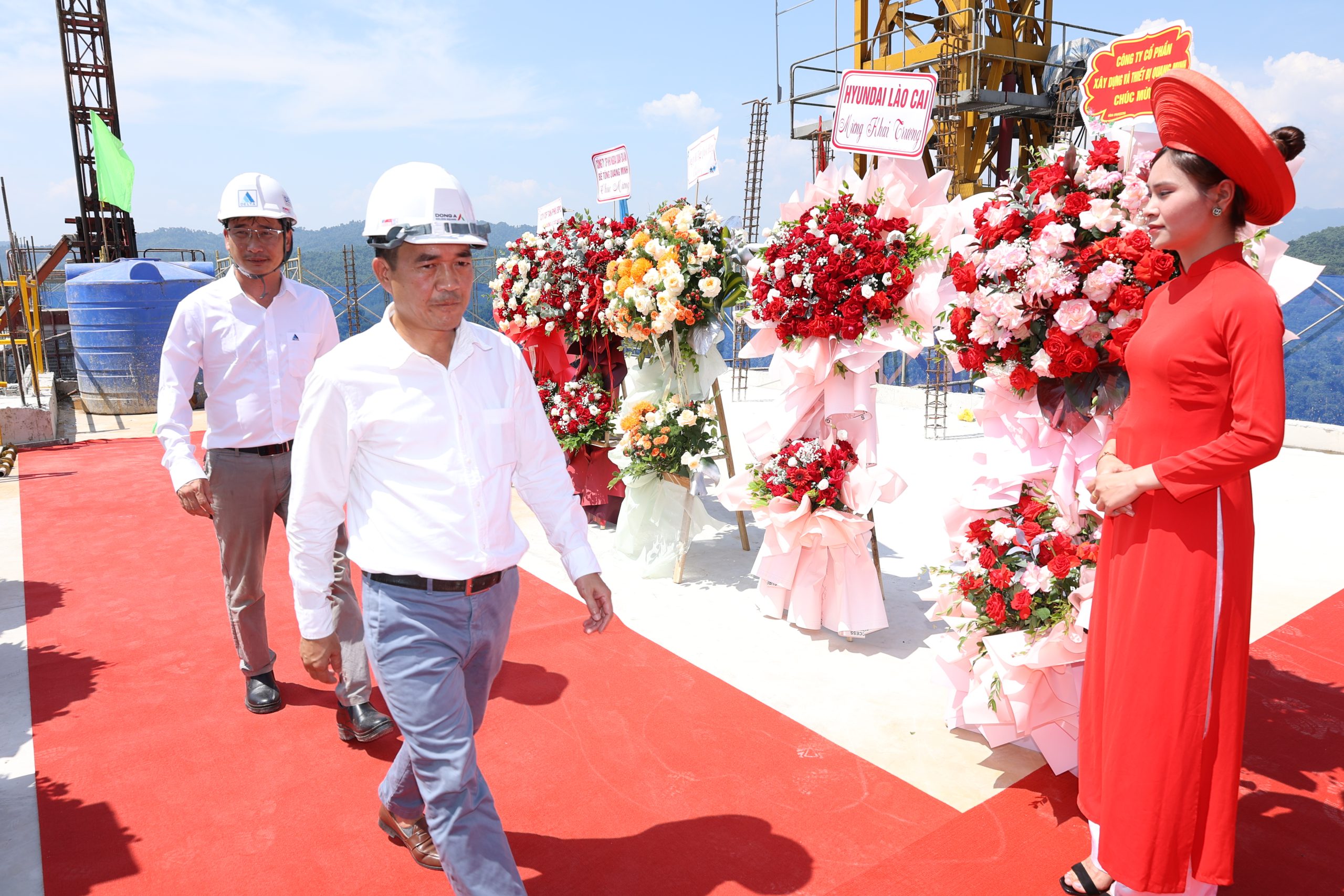 Lễ cất nóc Tòa N01A, N01B dự án NOXH Golden Square Lào Cai