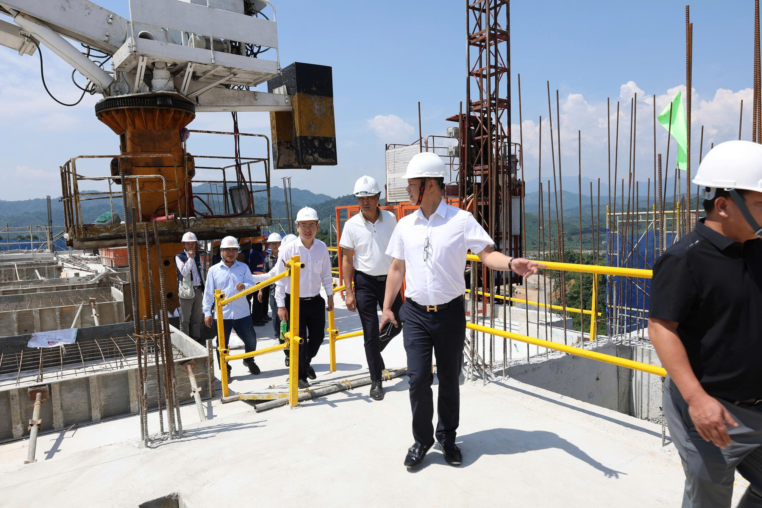 Lễ cất nóc Tòa N01A, N01B dự án NOXH Golden Square Lào Cai