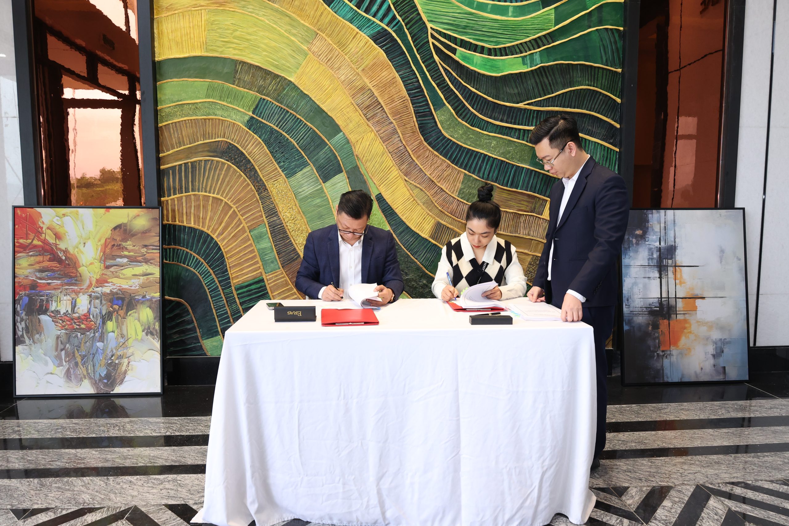 Lễ ký kết hợp đồng mua bán dự án NOXH Golden Square Lào Cai và khai trương sảnh tòa N01A