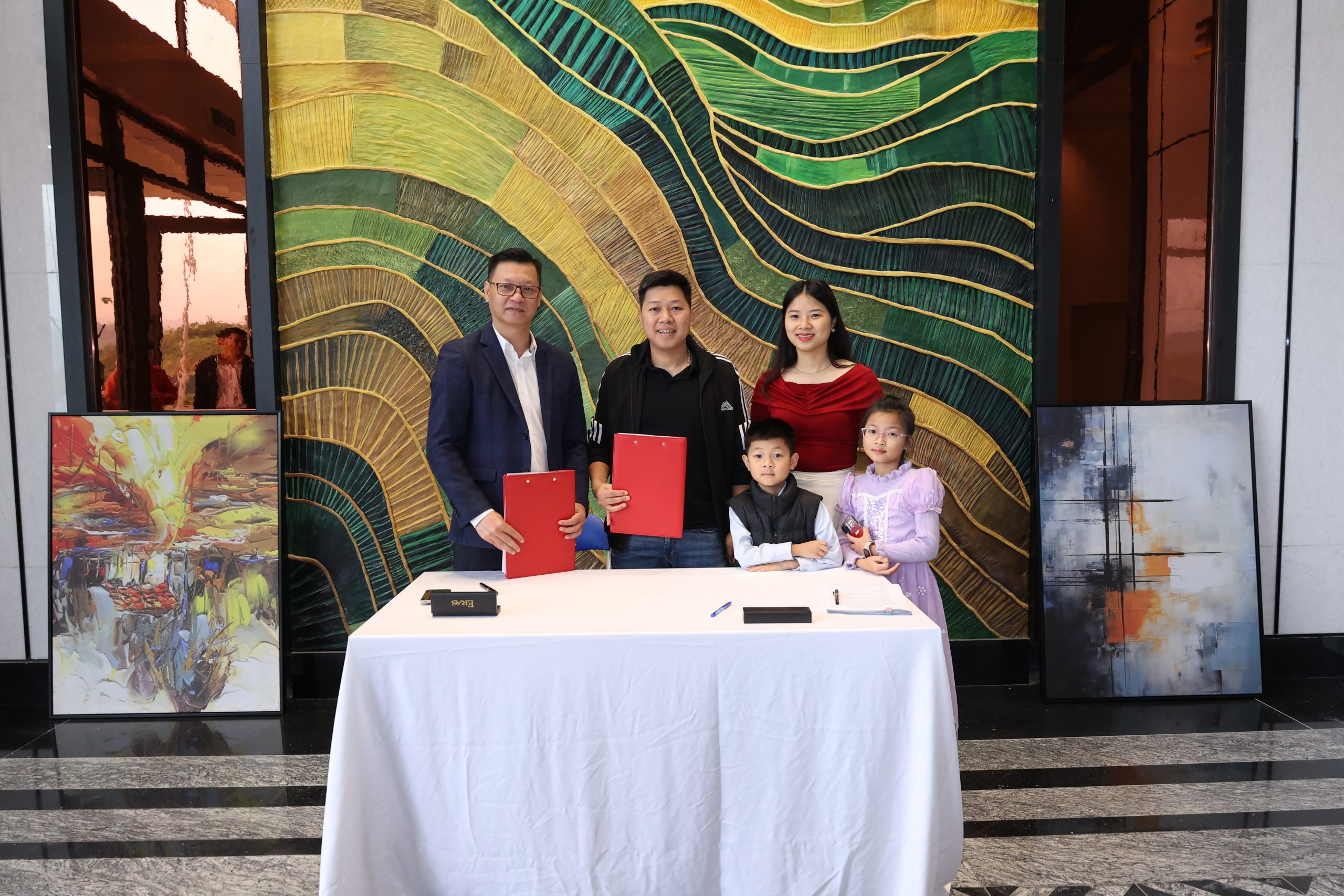 Lễ ký kết hợp đồng mua bán dự án NOXH Golden Square Lào Cai và khai trương sảnh tòa N01A