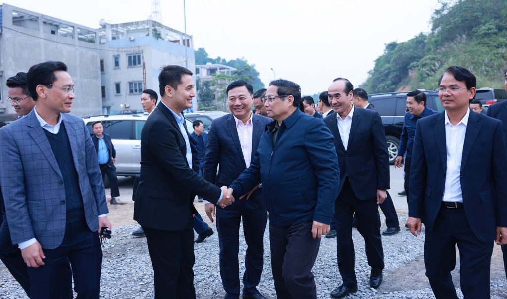 Ngày 22/03/2025, đoàn lãnh đạo tỉnh Lào Cai cùng các đại biểu Cụm thi đua 7 tỉnh miền núi biên giới phía Bắc đã có chuyến thăm và làm việc tại dự án Nhà ở Xã hội (NOXH) Golden Square Lào Cai. Đây là sự kiện quan trọng, thể hiện sự quan tâm của các cấp lãnh đạo đối với phát triển nhà ở xã hội, đặc biệt tại khu vực miền núi phía Bắc.  Hoạt động tham quan này nằm trong khuôn khổ Hội nghị tổng kết công tác thi đua, khen thưởng năm 2024 và triển khai nhiệm vụ năm 2025 của Cụm thi đua 7 tỉnh miền núi biên giới phía Bắc.    Tại buổi tham quan, có sự tham dự của ông Nguyễn Thành Sinh – Phó Chủ tịch UBND tỉnh Lào Cai, các lãnh đạo tỉnh Lào Cai và đoàn đại biểu Ban thi đua khen thưởng các tỉnh trong cụm thi đua.    Trong buổi tham quan, ông Nguyễn Quốc Huy– Phó Giám đốc Sở Xây dựng tỉnh Lào Cai đã giới thiệu tổng quan dự án gồm các thông tin về quy mô, tiện ích, căn hộ,… Ông chia sẻ rằng dự án NOXH Golden Square được xây dựng với tiêu chuẩn chất lượng tương đương với nhà ở thương mại.Trong đó ông nhấn mạnh đây là dự án được Thủ tướng Phạm Minh Chính trực tiếp bấm nút khởi công vào tháng 12/2024 vừa qua và Thủ tướng đã đánh giá cao về thông điệp của dự án “Thay đổi khái niệm chất lượng và môi trường sống NOXH”    Ông Nguyễn Quốc Huy– Phó Giám đốc Sở Xây dựng tỉnh Lào Cai giới thiệu về dự án    Bên cạnh hoạt động tham quan thực tế công trường, đoàn Đại biểu tham quan dự án cũng đã có hành động đầy ý nghĩa khi trao tặng những phần quà động viên đến các công nhân đang trực tiếp làm việc tại dự án. Đây là sự động viên lớn lao dành cho những người lao động đang ngày đêm góp phần xây dựng một công trình mang nhiều giá trị cộng đồng.    Đoàn đại biểu trao tặng quà cho công nhân tại dự án  Sự kiện lần này không chỉ giúp các lãnh đạo của tỉnh và các tỉnh trong khu vực có cái nhìn sâu sắc hơn về dự án NOXH Golden Square Lào Cai mà còn tạo động lực cho đội ngũ phát triển dự án tiếp tục nỗ lực hoàn thành mục tiêu xây dựng một khu nhà ở xã hội kiểu mẫu, góp phần nâng cao chất lượng sống cho người dân.