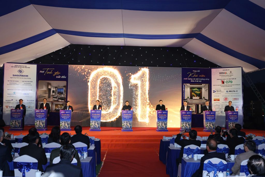 Ngày 22/03/2025, đoàn lãnh đạo tỉnh Lào Cai cùng các đại biểu Cụm thi đua 7 tỉnh miền núi biên giới phía Bắc đã có chuyến thăm và làm việc tại dự án Nhà ở Xã hội (NOXH) Golden Square Lào Cai. Đây là sự kiện quan trọng, thể hiện sự quan tâm của các cấp lãnh đạo đối với phát triển nhà ở xã hội, đặc biệt tại khu vực miền núi phía Bắc.  Hoạt động tham quan này nằm trong khuôn khổ Hội nghị tổng kết công tác thi đua, khen thưởng năm 2024 và triển khai nhiệm vụ năm 2025 của Cụm thi đua 7 tỉnh miền núi biên giới phía Bắc.    Tại buổi tham quan, có sự tham dự của ông Nguyễn Thành Sinh – Phó Chủ tịch UBND tỉnh Lào Cai, các lãnh đạo tỉnh Lào Cai và đoàn đại biểu Ban thi đua khen thưởng các tỉnh trong cụm thi đua.    Trong buổi tham quan, ông Nguyễn Quốc Huy– Phó Giám đốc Sở Xây dựng tỉnh Lào Cai đã giới thiệu tổng quan dự án gồm các thông tin về quy mô, tiện ích, căn hộ,… Ông chia sẻ rằng dự án NOXH Golden Square được xây dựng với tiêu chuẩn chất lượng tương đương với nhà ở thương mại.Trong đó ông nhấn mạnh đây là dự án được Thủ tướng Phạm Minh Chính trực tiếp bấm nút khởi công vào tháng 12/2024 vừa qua và Thủ tướng đã đánh giá cao về thông điệp của dự án “Thay đổi khái niệm chất lượng và môi trường sống NOXH”    Ông Nguyễn Quốc Huy– Phó Giám đốc Sở Xây dựng tỉnh Lào Cai giới thiệu về dự án    Bên cạnh hoạt động tham quan thực tế công trường, đoàn Đại biểu tham quan dự án cũng đã có hành động đầy ý nghĩa khi trao tặng những phần quà động viên đến các công nhân đang trực tiếp làm việc tại dự án. Đây là sự động viên lớn lao dành cho những người lao động đang ngày đêm góp phần xây dựng một công trình mang nhiều giá trị cộng đồng.    Đoàn đại biểu trao tặng quà cho công nhân tại dự án  Sự kiện lần này không chỉ giúp các lãnh đạo của tỉnh và các tỉnh trong khu vực có cái nhìn sâu sắc hơn về dự án NOXH Golden Square Lào Cai mà còn tạo động lực cho đội ngũ phát triển dự án tiếp tục nỗ lực hoàn thành mục tiêu xây dựng một khu nhà ở xã hội kiểu mẫu, góp phần nâng cao chất lượng sống cho người dân.