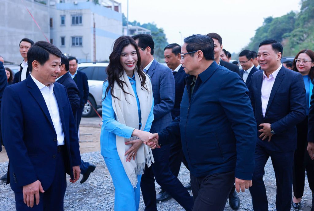 Ngày 22/03/2025, đoàn lãnh đạo tỉnh Lào Cai cùng các đại biểu Cụm thi đua 7 tỉnh miền núi biên giới phía Bắc đã có chuyến thăm và làm việc tại dự án Nhà ở Xã hội (NOXH) Golden Square Lào Cai. Đây là sự kiện quan trọng, thể hiện sự quan tâm của các cấp lãnh đạo đối với phát triển nhà ở xã hội, đặc biệt tại khu vực miền núi phía Bắc.  Hoạt động tham quan này nằm trong khuôn khổ Hội nghị tổng kết công tác thi đua, khen thưởng năm 2024 và triển khai nhiệm vụ năm 2025 của Cụm thi đua 7 tỉnh miền núi biên giới phía Bắc.    Tại buổi tham quan, có sự tham dự của ông Nguyễn Thành Sinh – Phó Chủ tịch UBND tỉnh Lào Cai, các lãnh đạo tỉnh Lào Cai và đoàn đại biểu Ban thi đua khen thưởng các tỉnh trong cụm thi đua.    Trong buổi tham quan, ông Nguyễn Quốc Huy– Phó Giám đốc Sở Xây dựng tỉnh Lào Cai đã giới thiệu tổng quan dự án gồm các thông tin về quy mô, tiện ích, căn hộ,… Ông chia sẻ rằng dự án NOXH Golden Square được xây dựng với tiêu chuẩn chất lượng tương đương với nhà ở thương mại.Trong đó ông nhấn mạnh đây là dự án được Thủ tướng Phạm Minh Chính trực tiếp bấm nút khởi công vào tháng 12/2024 vừa qua và Thủ tướng đã đánh giá cao về thông điệp của dự án “Thay đổi khái niệm chất lượng và môi trường sống NOXH”    Ông Nguyễn Quốc Huy– Phó Giám đốc Sở Xây dựng tỉnh Lào Cai giới thiệu về dự án    Bên cạnh hoạt động tham quan thực tế công trường, đoàn Đại biểu tham quan dự án cũng đã có hành động đầy ý nghĩa khi trao tặng những phần quà động viên đến các công nhân đang trực tiếp làm việc tại dự án. Đây là sự động viên lớn lao dành cho những người lao động đang ngày đêm góp phần xây dựng một công trình mang nhiều giá trị cộng đồng.    Đoàn đại biểu trao tặng quà cho công nhân tại dự án  Sự kiện lần này không chỉ giúp các lãnh đạo của tỉnh và các tỉnh trong khu vực có cái nhìn sâu sắc hơn về dự án NOXH Golden Square Lào Cai mà còn tạo động lực cho đội ngũ phát triển dự án tiếp tục nỗ lực hoàn thành mục tiêu xây dựng một khu nhà ở xã hội kiểu mẫu, góp phần nâng cao chất lượng sống cho người dân.