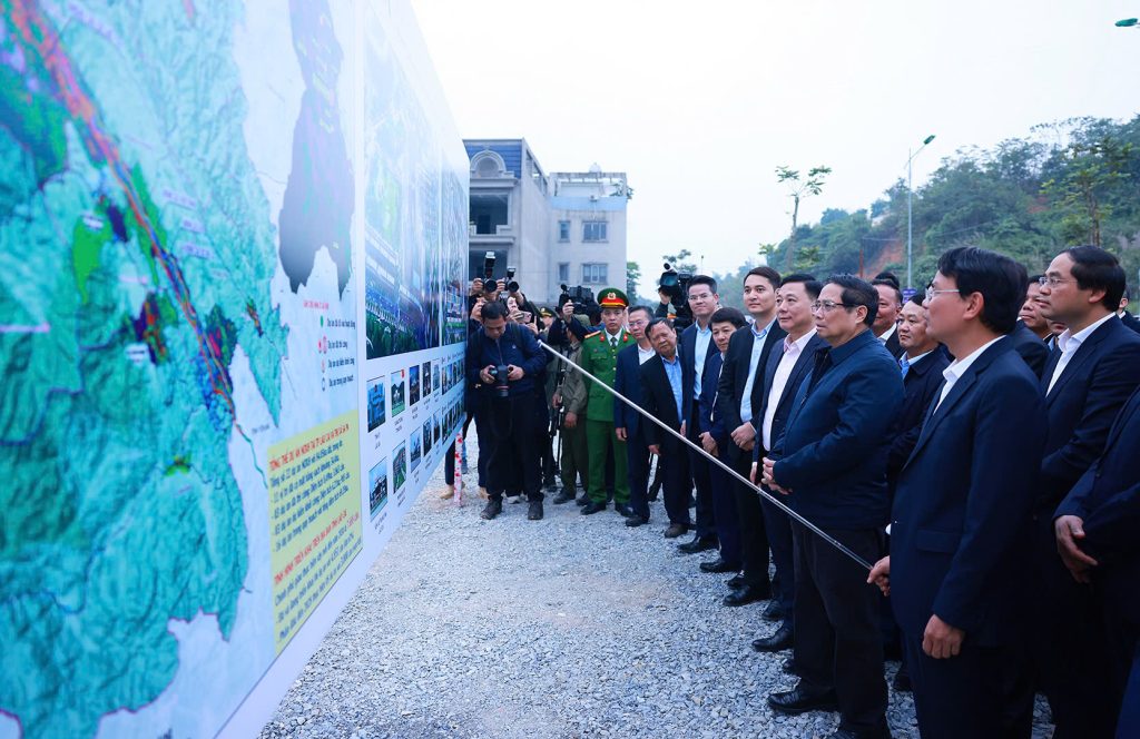 Ngày 22/03/2025, đoàn lãnh đạo tỉnh Lào Cai cùng các đại biểu Cụm thi đua 7 tỉnh miền núi biên giới phía Bắc đã có chuyến thăm và làm việc tại dự án Nhà ở Xã hội (NOXH) Golden Square Lào Cai. Đây là sự kiện quan trọng, thể hiện sự quan tâm của các cấp lãnh đạo đối với phát triển nhà ở xã hội, đặc biệt tại khu vực miền núi phía Bắc.  Hoạt động tham quan này nằm trong khuôn khổ Hội nghị tổng kết công tác thi đua, khen thưởng năm 2024 và triển khai nhiệm vụ năm 2025 của Cụm thi đua 7 tỉnh miền núi biên giới phía Bắc.    Tại buổi tham quan, có sự tham dự của ông Nguyễn Thành Sinh – Phó Chủ tịch UBND tỉnh Lào Cai, các lãnh đạo tỉnh Lào Cai và đoàn đại biểu Ban thi đua khen thưởng các tỉnh trong cụm thi đua.    Trong buổi tham quan, ông Nguyễn Quốc Huy– Phó Giám đốc Sở Xây dựng tỉnh Lào Cai đã giới thiệu tổng quan dự án gồm các thông tin về quy mô, tiện ích, căn hộ,… Ông chia sẻ rằng dự án NOXH Golden Square được xây dựng với tiêu chuẩn chất lượng tương đương với nhà ở thương mại.Trong đó ông nhấn mạnh đây là dự án được Thủ tướng Phạm Minh Chính trực tiếp bấm nút khởi công vào tháng 12/2024 vừa qua và Thủ tướng đã đánh giá cao về thông điệp của dự án “Thay đổi khái niệm chất lượng và môi trường sống NOXH”    Ông Nguyễn Quốc Huy– Phó Giám đốc Sở Xây dựng tỉnh Lào Cai giới thiệu về dự án    Bên cạnh hoạt động tham quan thực tế công trường, đoàn Đại biểu tham quan dự án cũng đã có hành động đầy ý nghĩa khi trao tặng những phần quà động viên đến các công nhân đang trực tiếp làm việc tại dự án. Đây là sự động viên lớn lao dành cho những người lao động đang ngày đêm góp phần xây dựng một công trình mang nhiều giá trị cộng đồng.    Đoàn đại biểu trao tặng quà cho công nhân tại dự án  Sự kiện lần này không chỉ giúp các lãnh đạo của tỉnh và các tỉnh trong khu vực có cái nhìn sâu sắc hơn về dự án NOXH Golden Square Lào Cai mà còn tạo động lực cho đội ngũ phát triển dự án tiếp tục nỗ lực hoàn thành mục tiêu xây dựng một khu nhà ở xã hội kiểu mẫu, góp phần nâng cao chất lượng sống cho người dân.