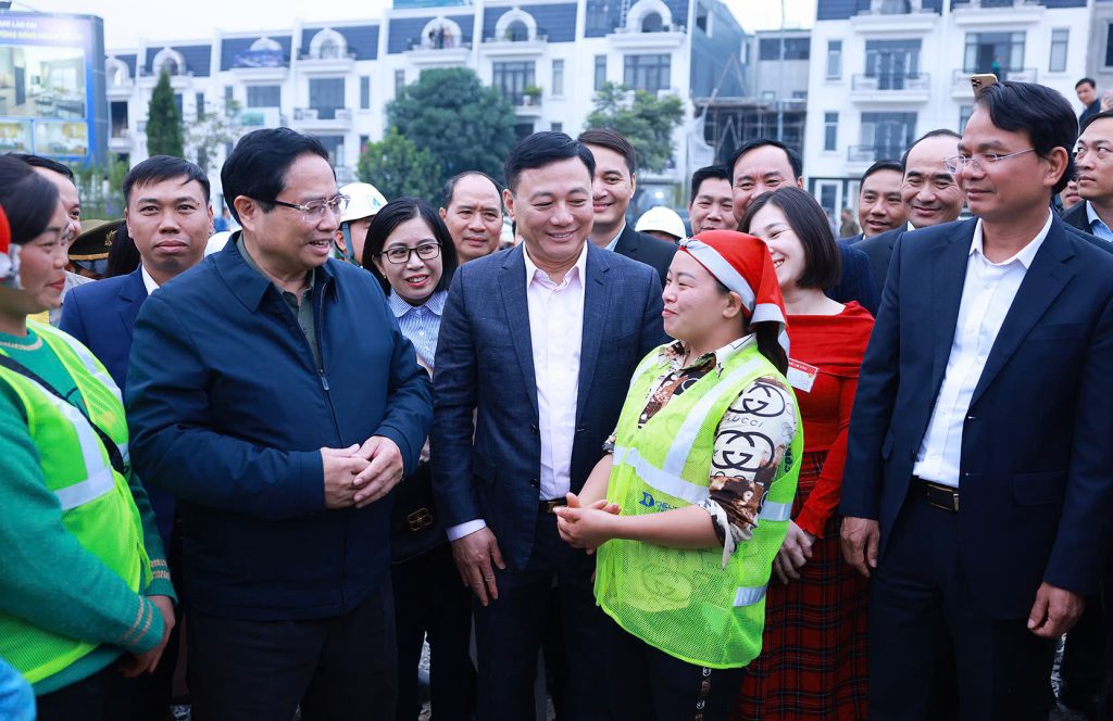 Ngày 22/03/2025, đoàn lãnh đạo tỉnh Lào Cai cùng các đại biểu Cụm thi đua 7 tỉnh miền núi biên giới phía Bắc đã có chuyến thăm và làm việc tại dự án Nhà ở Xã hội (NOXH) Golden Square Lào Cai. Đây là sự kiện quan trọng, thể hiện sự quan tâm của các cấp lãnh đạo đối với phát triển nhà ở xã hội, đặc biệt tại khu vực miền núi phía Bắc.  Hoạt động tham quan này nằm trong khuôn khổ Hội nghị tổng kết công tác thi đua, khen thưởng năm 2024 và triển khai nhiệm vụ năm 2025 của Cụm thi đua 7 tỉnh miền núi biên giới phía Bắc.    Tại buổi tham quan, có sự tham dự của ông Nguyễn Thành Sinh – Phó Chủ tịch UBND tỉnh Lào Cai, các lãnh đạo tỉnh Lào Cai và đoàn đại biểu Ban thi đua khen thưởng các tỉnh trong cụm thi đua.    Trong buổi tham quan, ông Nguyễn Quốc Huy– Phó Giám đốc Sở Xây dựng tỉnh Lào Cai đã giới thiệu tổng quan dự án gồm các thông tin về quy mô, tiện ích, căn hộ,… Ông chia sẻ rằng dự án NOXH Golden Square được xây dựng với tiêu chuẩn chất lượng tương đương với nhà ở thương mại.Trong đó ông nhấn mạnh đây là dự án được Thủ tướng Phạm Minh Chính trực tiếp bấm nút khởi công vào tháng 12/2024 vừa qua và Thủ tướng đã đánh giá cao về thông điệp của dự án “Thay đổi khái niệm chất lượng và môi trường sống NOXH”    Ông Nguyễn Quốc Huy– Phó Giám đốc Sở Xây dựng tỉnh Lào Cai giới thiệu về dự án    Bên cạnh hoạt động tham quan thực tế công trường, đoàn Đại biểu tham quan dự án cũng đã có hành động đầy ý nghĩa khi trao tặng những phần quà động viên đến các công nhân đang trực tiếp làm việc tại dự án. Đây là sự động viên lớn lao dành cho những người lao động đang ngày đêm góp phần xây dựng một công trình mang nhiều giá trị cộng đồng.    Đoàn đại biểu trao tặng quà cho công nhân tại dự án  Sự kiện lần này không chỉ giúp các lãnh đạo của tỉnh và các tỉnh trong khu vực có cái nhìn sâu sắc hơn về dự án NOXH Golden Square Lào Cai mà còn tạo động lực cho đội ngũ phát triển dự án tiếp tục nỗ lực hoàn thành mục tiêu xây dựng một khu nhà ở xã hội kiểu mẫu, góp phần nâng cao chất lượng sống cho người dân.