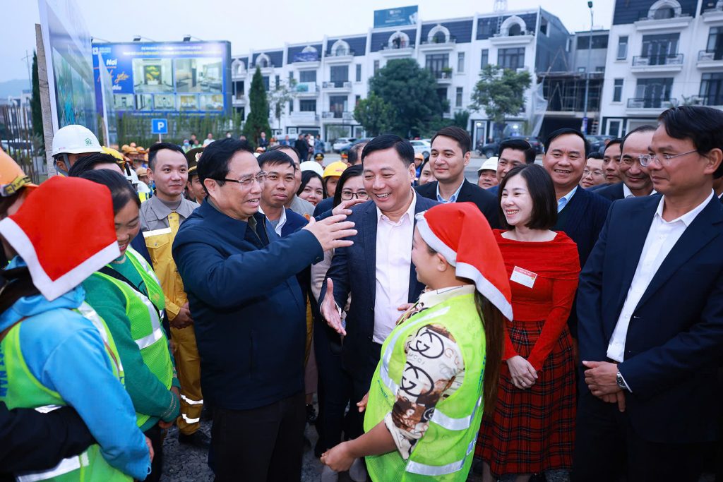 Ngày 22/03/2025, đoàn lãnh đạo tỉnh Lào Cai cùng các đại biểu Cụm thi đua 7 tỉnh miền núi biên giới phía Bắc đã có chuyến thăm và làm việc tại dự án Nhà ở Xã hội (NOXH) Golden Square Lào Cai. Đây là sự kiện quan trọng, thể hiện sự quan tâm của các cấp lãnh đạo đối với phát triển nhà ở xã hội, đặc biệt tại khu vực miền núi phía Bắc.  Hoạt động tham quan này nằm trong khuôn khổ Hội nghị tổng kết công tác thi đua, khen thưởng năm 2024 và triển khai nhiệm vụ năm 2025 của Cụm thi đua 7 tỉnh miền núi biên giới phía Bắc.    Tại buổi tham quan, có sự tham dự của ông Nguyễn Thành Sinh – Phó Chủ tịch UBND tỉnh Lào Cai, các lãnh đạo tỉnh Lào Cai và đoàn đại biểu Ban thi đua khen thưởng các tỉnh trong cụm thi đua.    Trong buổi tham quan, ông Nguyễn Quốc Huy– Phó Giám đốc Sở Xây dựng tỉnh Lào Cai đã giới thiệu tổng quan dự án gồm các thông tin về quy mô, tiện ích, căn hộ,… Ông chia sẻ rằng dự án NOXH Golden Square được xây dựng với tiêu chuẩn chất lượng tương đương với nhà ở thương mại.Trong đó ông nhấn mạnh đây là dự án được Thủ tướng Phạm Minh Chính trực tiếp bấm nút khởi công vào tháng 12/2024 vừa qua và Thủ tướng đã đánh giá cao về thông điệp của dự án “Thay đổi khái niệm chất lượng và môi trường sống NOXH”    Ông Nguyễn Quốc Huy– Phó Giám đốc Sở Xây dựng tỉnh Lào Cai giới thiệu về dự án    Bên cạnh hoạt động tham quan thực tế công trường, đoàn Đại biểu tham quan dự án cũng đã có hành động đầy ý nghĩa khi trao tặng những phần quà động viên đến các công nhân đang trực tiếp làm việc tại dự án. Đây là sự động viên lớn lao dành cho những người lao động đang ngày đêm góp phần xây dựng một công trình mang nhiều giá trị cộng đồng.    Đoàn đại biểu trao tặng quà cho công nhân tại dự án  Sự kiện lần này không chỉ giúp các lãnh đạo của tỉnh và các tỉnh trong khu vực có cái nhìn sâu sắc hơn về dự án NOXH Golden Square Lào Cai mà còn tạo động lực cho đội ngũ phát triển dự án tiếp tục nỗ lực hoàn thành mục tiêu xây dựng một khu nhà ở xã hội kiểu mẫu, góp phần nâng cao chất lượng sống cho người dân.