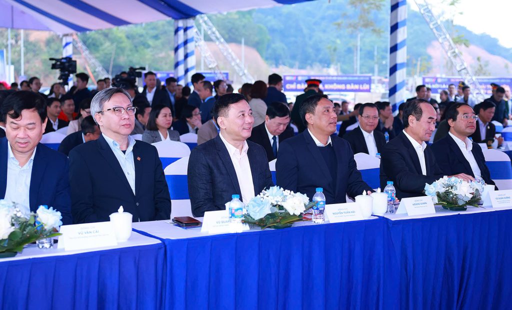 Ngày 22/03/2025, đoàn lãnh đạo tỉnh Lào Cai cùng các đại biểu Cụm thi đua 7 tỉnh miền núi biên giới phía Bắc đã có chuyến thăm và làm việc tại dự án Nhà ở Xã hội (NOXH) Golden Square Lào Cai. Đây là sự kiện quan trọng, thể hiện sự quan tâm của các cấp lãnh đạo đối với phát triển nhà ở xã hội, đặc biệt tại khu vực miền núi phía Bắc.  Hoạt động tham quan này nằm trong khuôn khổ Hội nghị tổng kết công tác thi đua, khen thưởng năm 2024 và triển khai nhiệm vụ năm 2025 của Cụm thi đua 7 tỉnh miền núi biên giới phía Bắc.    Tại buổi tham quan, có sự tham dự của ông Nguyễn Thành Sinh – Phó Chủ tịch UBND tỉnh Lào Cai, các lãnh đạo tỉnh Lào Cai và đoàn đại biểu Ban thi đua khen thưởng các tỉnh trong cụm thi đua.    Trong buổi tham quan, ông Nguyễn Quốc Huy– Phó Giám đốc Sở Xây dựng tỉnh Lào Cai đã giới thiệu tổng quan dự án gồm các thông tin về quy mô, tiện ích, căn hộ,… Ông chia sẻ rằng dự án NOXH Golden Square được xây dựng với tiêu chuẩn chất lượng tương đương với nhà ở thương mại.Trong đó ông nhấn mạnh đây là dự án được Thủ tướng Phạm Minh Chính trực tiếp bấm nút khởi công vào tháng 12/2024 vừa qua và Thủ tướng đã đánh giá cao về thông điệp của dự án “Thay đổi khái niệm chất lượng và môi trường sống NOXH”    Ông Nguyễn Quốc Huy– Phó Giám đốc Sở Xây dựng tỉnh Lào Cai giới thiệu về dự án    Bên cạnh hoạt động tham quan thực tế công trường, đoàn Đại biểu tham quan dự án cũng đã có hành động đầy ý nghĩa khi trao tặng những phần quà động viên đến các công nhân đang trực tiếp làm việc tại dự án. Đây là sự động viên lớn lao dành cho những người lao động đang ngày đêm góp phần xây dựng một công trình mang nhiều giá trị cộng đồng.    Đoàn đại biểu trao tặng quà cho công nhân tại dự án  Sự kiện lần này không chỉ giúp các lãnh đạo của tỉnh và các tỉnh trong khu vực có cái nhìn sâu sắc hơn về dự án NOXH Golden Square Lào Cai mà còn tạo động lực cho đội ngũ phát triển dự án tiếp tục nỗ lực hoàn thành mục tiêu xây dựng một khu nhà ở xã hội kiểu mẫu, góp phần nâng cao chất lượng sống cho người dân.