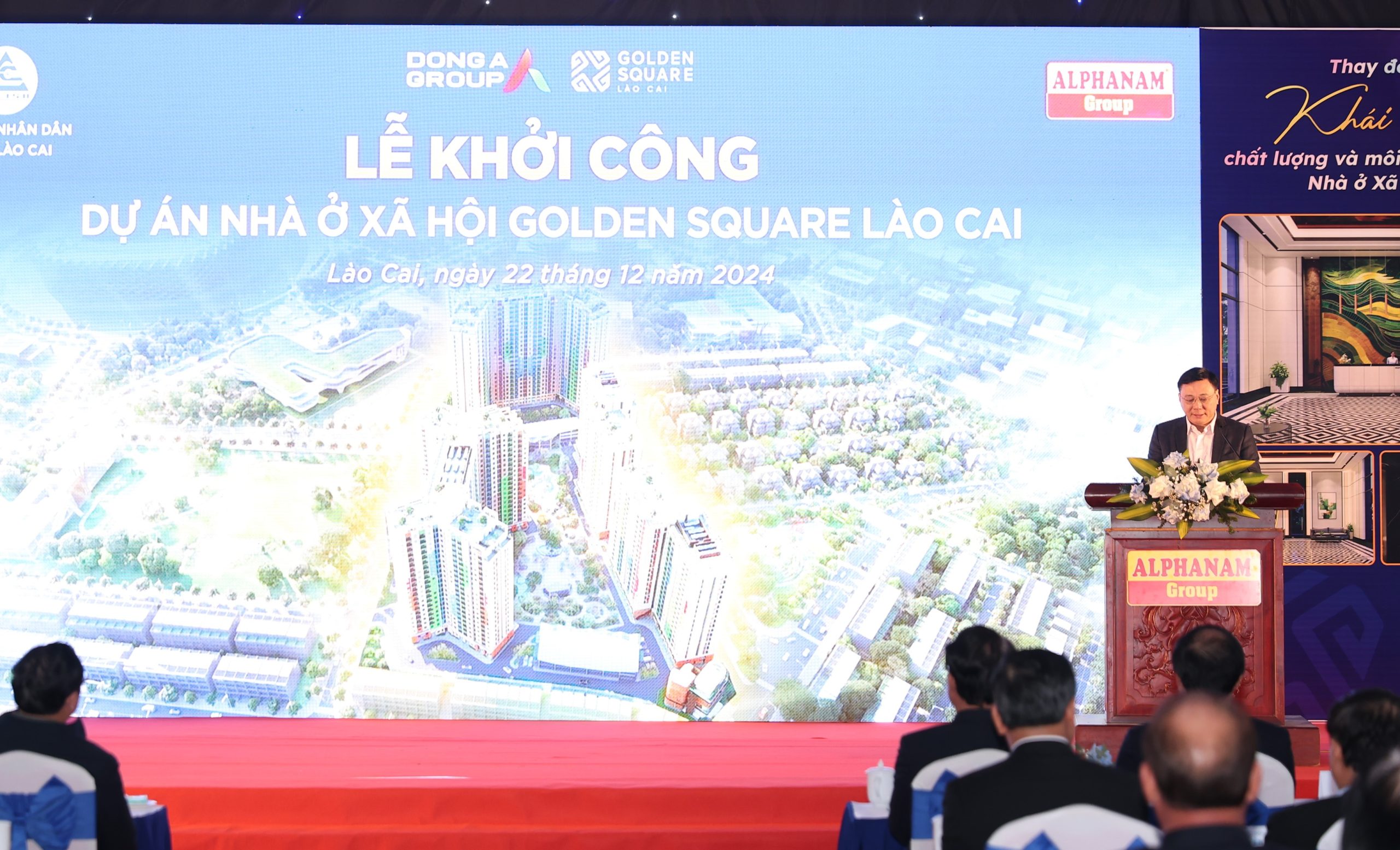 Ngày 22/03/2025, đoàn lãnh đạo tỉnh Lào Cai cùng các đại biểu Cụm thi đua 7 tỉnh miền núi biên giới phía Bắc đã có chuyến thăm và làm việc tại dự án Nhà ở Xã hội (NOXH) Golden Square Lào Cai. Đây là sự kiện quan trọng, thể hiện sự quan tâm của các cấp lãnh đạo đối với phát triển nhà ở xã hội, đặc biệt tại khu vực miền núi phía Bắc.  Hoạt động tham quan này nằm trong khuôn khổ Hội nghị tổng kết công tác thi đua, khen thưởng năm 2024 và triển khai nhiệm vụ năm 2025 của Cụm thi đua 7 tỉnh miền núi biên giới phía Bắc.    Tại buổi tham quan, có sự tham dự của ông Nguyễn Thành Sinh – Phó Chủ tịch UBND tỉnh Lào Cai, các lãnh đạo tỉnh Lào Cai và đoàn đại biểu Ban thi đua khen thưởng các tỉnh trong cụm thi đua.    Trong buổi tham quan, ông Nguyễn Quốc Huy– Phó Giám đốc Sở Xây dựng tỉnh Lào Cai đã giới thiệu tổng quan dự án gồm các thông tin về quy mô, tiện ích, căn hộ,… Ông chia sẻ rằng dự án NOXH Golden Square được xây dựng với tiêu chuẩn chất lượng tương đương với nhà ở thương mại.Trong đó ông nhấn mạnh đây là dự án được Thủ tướng Phạm Minh Chính trực tiếp bấm nút khởi công vào tháng 12/2024 vừa qua và Thủ tướng đã đánh giá cao về thông điệp của dự án “Thay đổi khái niệm chất lượng và môi trường sống NOXH”    Ông Nguyễn Quốc Huy– Phó Giám đốc Sở Xây dựng tỉnh Lào Cai giới thiệu về dự án    Bên cạnh hoạt động tham quan thực tế công trường, đoàn Đại biểu tham quan dự án cũng đã có hành động đầy ý nghĩa khi trao tặng những phần quà động viên đến các công nhân đang trực tiếp làm việc tại dự án. Đây là sự động viên lớn lao dành cho những người lao động đang ngày đêm góp phần xây dựng một công trình mang nhiều giá trị cộng đồng.    Đoàn đại biểu trao tặng quà cho công nhân tại dự án  Sự kiện lần này không chỉ giúp các lãnh đạo của tỉnh và các tỉnh trong khu vực có cái nhìn sâu sắc hơn về dự án NOXH Golden Square Lào Cai mà còn tạo động lực cho đội ngũ phát triển dự án tiếp tục nỗ lực hoàn thành mục tiêu xây dựng một khu nhà ở xã hội kiểu mẫu, góp phần nâng cao chất lượng sống cho người dân.