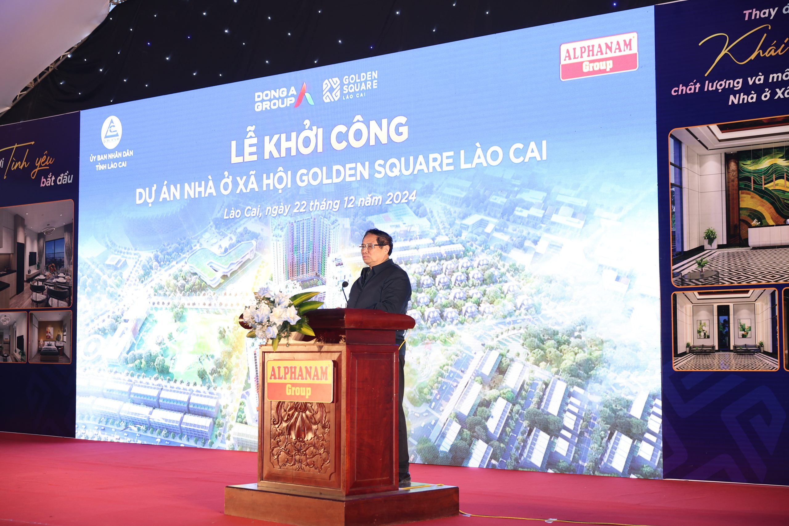 Ngày 22/03/2025, đoàn lãnh đạo tỉnh Lào Cai cùng các đại biểu Cụm thi đua 7 tỉnh miền núi biên giới phía Bắc đã có chuyến thăm và làm việc tại dự án Nhà ở Xã hội (NOXH) Golden Square Lào Cai. Đây là sự kiện quan trọng, thể hiện sự quan tâm của các cấp lãnh đạo đối với phát triển nhà ở xã hội, đặc biệt tại khu vực miền núi phía Bắc.  Hoạt động tham quan này nằm trong khuôn khổ Hội nghị tổng kết công tác thi đua, khen thưởng năm 2024 và triển khai nhiệm vụ năm 2025 của Cụm thi đua 7 tỉnh miền núi biên giới phía Bắc.    Tại buổi tham quan, có sự tham dự của ông Nguyễn Thành Sinh – Phó Chủ tịch UBND tỉnh Lào Cai, các lãnh đạo tỉnh Lào Cai và đoàn đại biểu Ban thi đua khen thưởng các tỉnh trong cụm thi đua.    Trong buổi tham quan, ông Nguyễn Quốc Huy– Phó Giám đốc Sở Xây dựng tỉnh Lào Cai đã giới thiệu tổng quan dự án gồm các thông tin về quy mô, tiện ích, căn hộ,… Ông chia sẻ rằng dự án NOXH Golden Square được xây dựng với tiêu chuẩn chất lượng tương đương với nhà ở thương mại.Trong đó ông nhấn mạnh đây là dự án được Thủ tướng Phạm Minh Chính trực tiếp bấm nút khởi công vào tháng 12/2024 vừa qua và Thủ tướng đã đánh giá cao về thông điệp của dự án “Thay đổi khái niệm chất lượng và môi trường sống NOXH”    Ông Nguyễn Quốc Huy– Phó Giám đốc Sở Xây dựng tỉnh Lào Cai giới thiệu về dự án    Bên cạnh hoạt động tham quan thực tế công trường, đoàn Đại biểu tham quan dự án cũng đã có hành động đầy ý nghĩa khi trao tặng những phần quà động viên đến các công nhân đang trực tiếp làm việc tại dự án. Đây là sự động viên lớn lao dành cho những người lao động đang ngày đêm góp phần xây dựng một công trình mang nhiều giá trị cộng đồng.    Đoàn đại biểu trao tặng quà cho công nhân tại dự án  Sự kiện lần này không chỉ giúp các lãnh đạo của tỉnh và các tỉnh trong khu vực có cái nhìn sâu sắc hơn về dự án NOXH Golden Square Lào Cai mà còn tạo động lực cho đội ngũ phát triển dự án tiếp tục nỗ lực hoàn thành mục tiêu xây dựng một khu nhà ở xã hội kiểu mẫu, góp phần nâng cao chất lượng sống cho người dân.