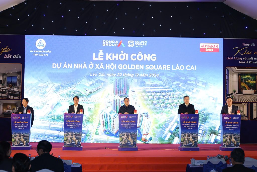 Ngày 22/03/2025, đoàn lãnh đạo tỉnh Lào Cai cùng các đại biểu Cụm thi đua 7 tỉnh miền núi biên giới phía Bắc đã có chuyến thăm và làm việc tại dự án Nhà ở Xã hội (NOXH) Golden Square Lào Cai. Đây là sự kiện quan trọng, thể hiện sự quan tâm của các cấp lãnh đạo đối với phát triển nhà ở xã hội, đặc biệt tại khu vực miền núi phía Bắc.  Hoạt động tham quan này nằm trong khuôn khổ Hội nghị tổng kết công tác thi đua, khen thưởng năm 2024 và triển khai nhiệm vụ năm 2025 của Cụm thi đua 7 tỉnh miền núi biên giới phía Bắc.    Tại buổi tham quan, có sự tham dự của ông Nguyễn Thành Sinh – Phó Chủ tịch UBND tỉnh Lào Cai, các lãnh đạo tỉnh Lào Cai và đoàn đại biểu Ban thi đua khen thưởng các tỉnh trong cụm thi đua.    Trong buổi tham quan, ông Nguyễn Quốc Huy– Phó Giám đốc Sở Xây dựng tỉnh Lào Cai đã giới thiệu tổng quan dự án gồm các thông tin về quy mô, tiện ích, căn hộ,… Ông chia sẻ rằng dự án NOXH Golden Square được xây dựng với tiêu chuẩn chất lượng tương đương với nhà ở thương mại.Trong đó ông nhấn mạnh đây là dự án được Thủ tướng Phạm Minh Chính trực tiếp bấm nút khởi công vào tháng 12/2024 vừa qua và Thủ tướng đã đánh giá cao về thông điệp của dự án “Thay đổi khái niệm chất lượng và môi trường sống NOXH”    Ông Nguyễn Quốc Huy– Phó Giám đốc Sở Xây dựng tỉnh Lào Cai giới thiệu về dự án    Bên cạnh hoạt động tham quan thực tế công trường, đoàn Đại biểu tham quan dự án cũng đã có hành động đầy ý nghĩa khi trao tặng những phần quà động viên đến các công nhân đang trực tiếp làm việc tại dự án. Đây là sự động viên lớn lao dành cho những người lao động đang ngày đêm góp phần xây dựng một công trình mang nhiều giá trị cộng đồng.    Đoàn đại biểu trao tặng quà cho công nhân tại dự án  Sự kiện lần này không chỉ giúp các lãnh đạo của tỉnh và các tỉnh trong khu vực có cái nhìn sâu sắc hơn về dự án NOXH Golden Square Lào Cai mà còn tạo động lực cho đội ngũ phát triển dự án tiếp tục nỗ lực hoàn thành mục tiêu xây dựng một khu nhà ở xã hội kiểu mẫu, góp phần nâng cao chất lượng sống cho người dân.