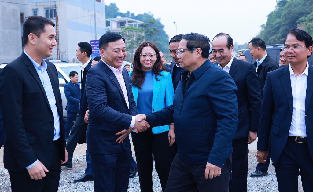 Ngày 22/03/2025, đoàn lãnh đạo tỉnh Lào Cai cùng các đại biểu Cụm thi đua 7 tỉnh miền núi biên giới phía Bắc đã có chuyến thăm và làm việc tại dự án Nhà ở Xã hội (NOXH) Golden Square Lào Cai. Đây là sự kiện quan trọng, thể hiện sự quan tâm của các cấp lãnh đạo đối với phát triển nhà ở xã hội, đặc biệt tại khu vực miền núi phía Bắc.  Hoạt động tham quan này nằm trong khuôn khổ Hội nghị tổng kết công tác thi đua, khen thưởng năm 2024 và triển khai nhiệm vụ năm 2025 của Cụm thi đua 7 tỉnh miền núi biên giới phía Bắc.    Tại buổi tham quan, có sự tham dự của ông Nguyễn Thành Sinh – Phó Chủ tịch UBND tỉnh Lào Cai, các lãnh đạo tỉnh Lào Cai và đoàn đại biểu Ban thi đua khen thưởng các tỉnh trong cụm thi đua.    Trong buổi tham quan, ông Nguyễn Quốc Huy– Phó Giám đốc Sở Xây dựng tỉnh Lào Cai đã giới thiệu tổng quan dự án gồm các thông tin về quy mô, tiện ích, căn hộ,… Ông chia sẻ rằng dự án NOXH Golden Square được xây dựng với tiêu chuẩn chất lượng tương đương với nhà ở thương mại.Trong đó ông nhấn mạnh đây là dự án được Thủ tướng Phạm Minh Chính trực tiếp bấm nút khởi công vào tháng 12/2024 vừa qua và Thủ tướng đã đánh giá cao về thông điệp của dự án “Thay đổi khái niệm chất lượng và môi trường sống NOXH”    Ông Nguyễn Quốc Huy– Phó Giám đốc Sở Xây dựng tỉnh Lào Cai giới thiệu về dự án    Bên cạnh hoạt động tham quan thực tế công trường, đoàn Đại biểu tham quan dự án cũng đã có hành động đầy ý nghĩa khi trao tặng những phần quà động viên đến các công nhân đang trực tiếp làm việc tại dự án. Đây là sự động viên lớn lao dành cho những người lao động đang ngày đêm góp phần xây dựng một công trình mang nhiều giá trị cộng đồng.    Đoàn đại biểu trao tặng quà cho công nhân tại dự án  Sự kiện lần này không chỉ giúp các lãnh đạo của tỉnh và các tỉnh trong khu vực có cái nhìn sâu sắc hơn về dự án NOXH Golden Square Lào Cai mà còn tạo động lực cho đội ngũ phát triển dự án tiếp tục nỗ lực hoàn thành mục tiêu xây dựng một khu nhà ở xã hội kiểu mẫu, góp phần nâng cao chất lượng sống cho người dân.